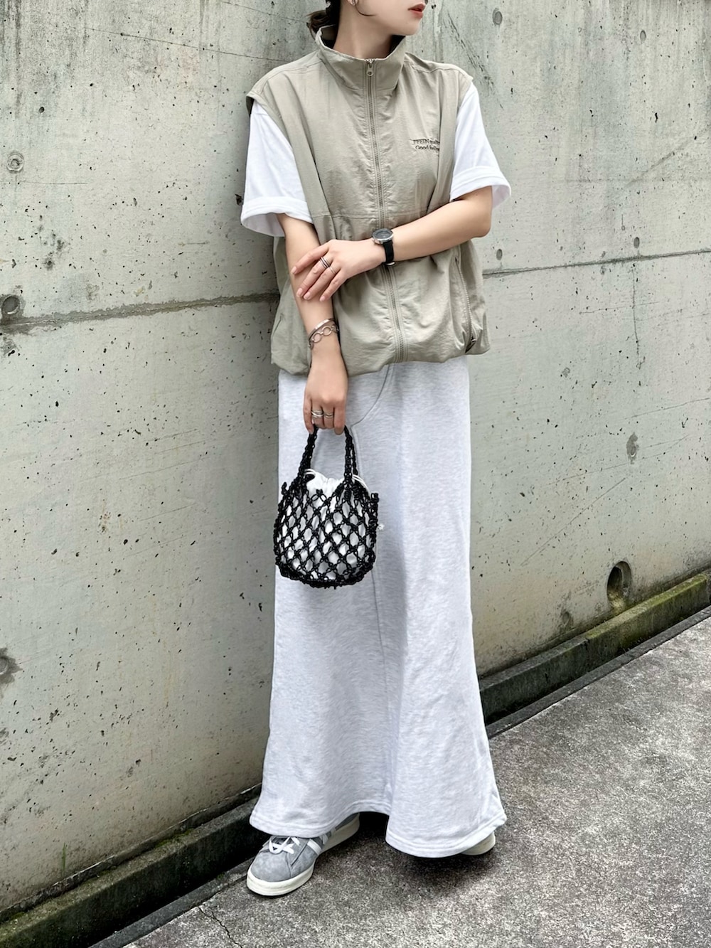 その他のベスト、ホワイト系のTシャツ/カットソー、ホワイト系のスカートを着用したレディースの夏コーディネートの2枚目の写真