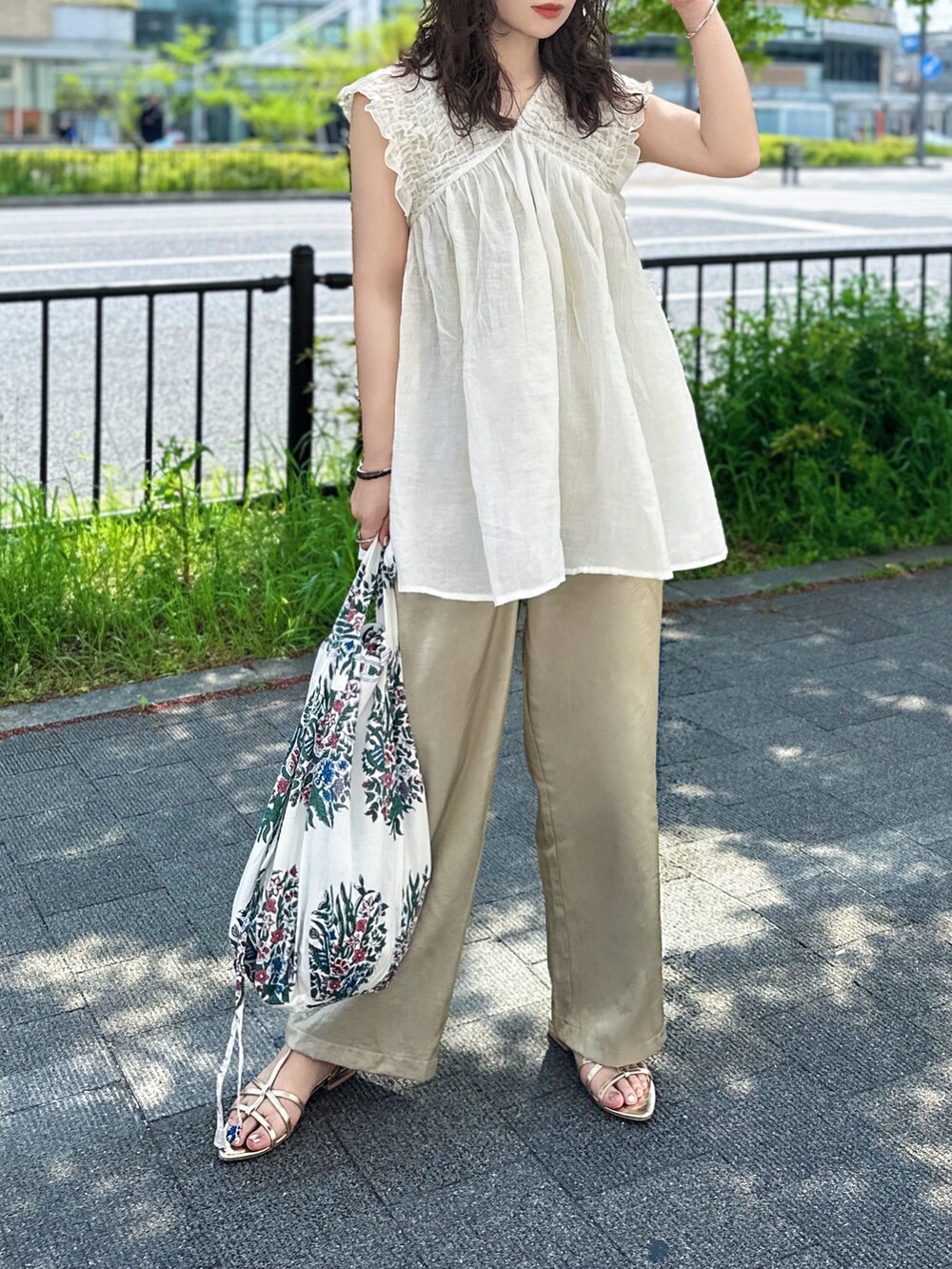 ホワイト系のワンピース、ベージュ系のその他パンツ、ホワイト系のバッグを着用したレディースの春コーディネートの2枚目の写真