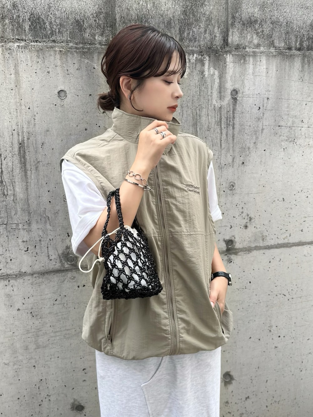 その他のベスト、ホワイト系のTシャツ/カットソー、ホワイト系のスカートを着用したレディースの夏コーディネートの4枚目の写真