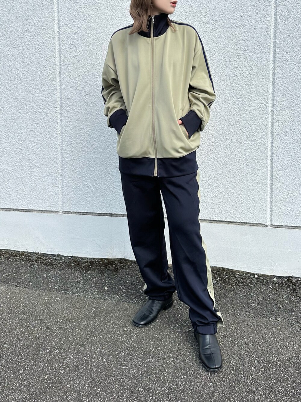 ベージュ系のジャージ、ブルー系のスウェットパンツ、ブラック系のその他シューズを着用したレディースの秋コーディネートの5枚目の写真