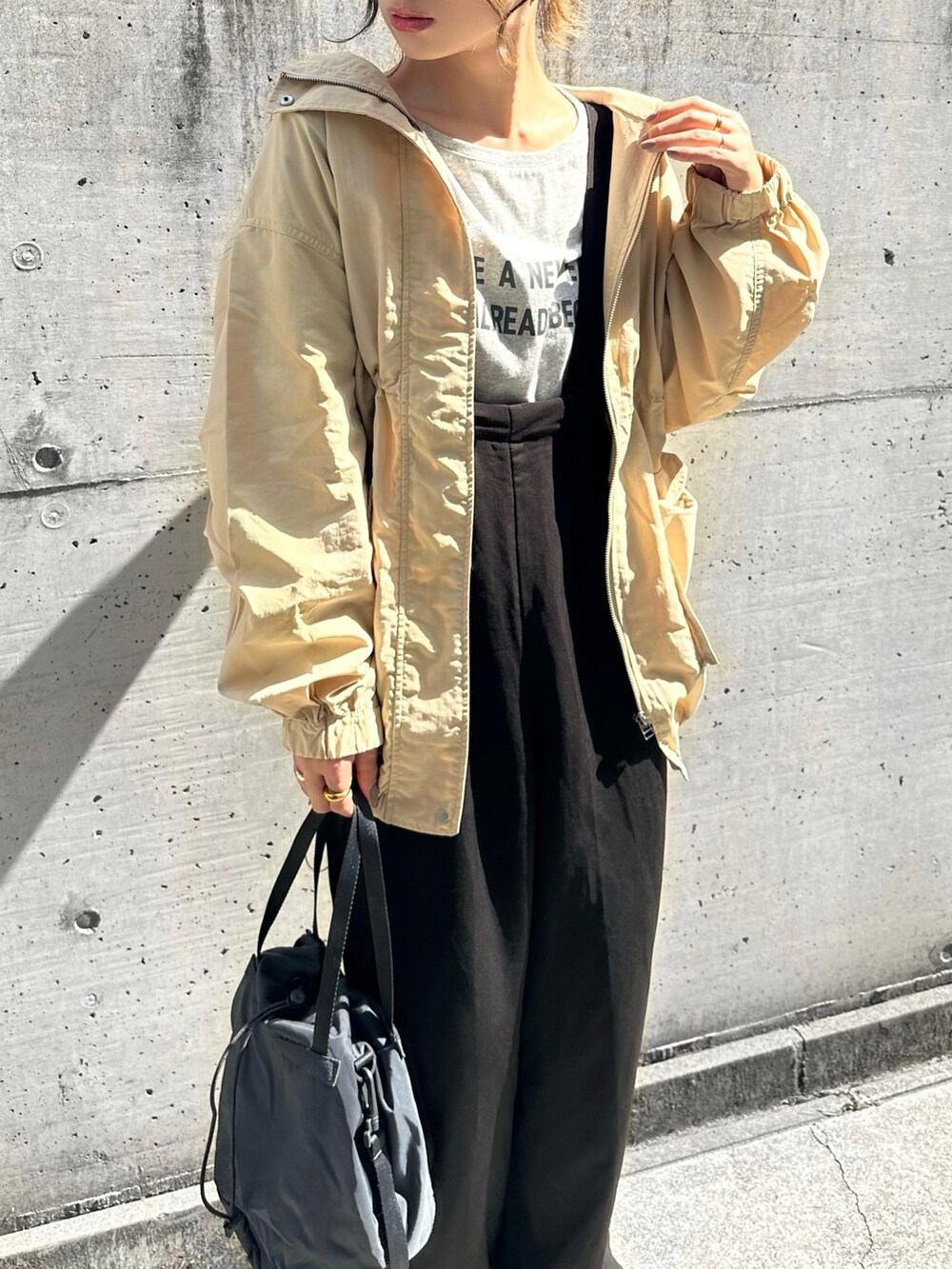 「PR、タイアップ、ANGIE VINTAGE、ANGIE、angie_vintage、angie_ootd、マウンテンパーカー、ナイロンジャケット、ライトアウター、春アウター、春服みてみて、オトナカジュアル、オールインワン、ロゴT、スニーカー」｜「ANGIEのナイロンマウンテンパーカー（マウンテンパーカー、ベージュ系）」を使った、KASUMIさん（レディース・161cm）の春コーディネートの4枚目の写真
