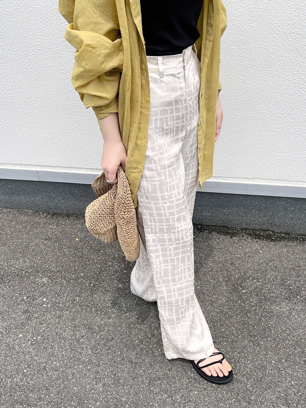 「大人カジュアル、リラックススタイル、パンツスタイル、夏、シアーシャツ、ホワイトパンツ、ニュアンス、カラーシャツ、サンダル、オーバーサイズ、タンクトップ、カラーコーデ、パンツコーデ、ゆるコーデ」|「Amiurのnuance plaid semi wide pants(その他パンツ、ホワイト系)」を使った、KASUMIさん(レディース・161cm)の夏コーディネートの2枚目の写真