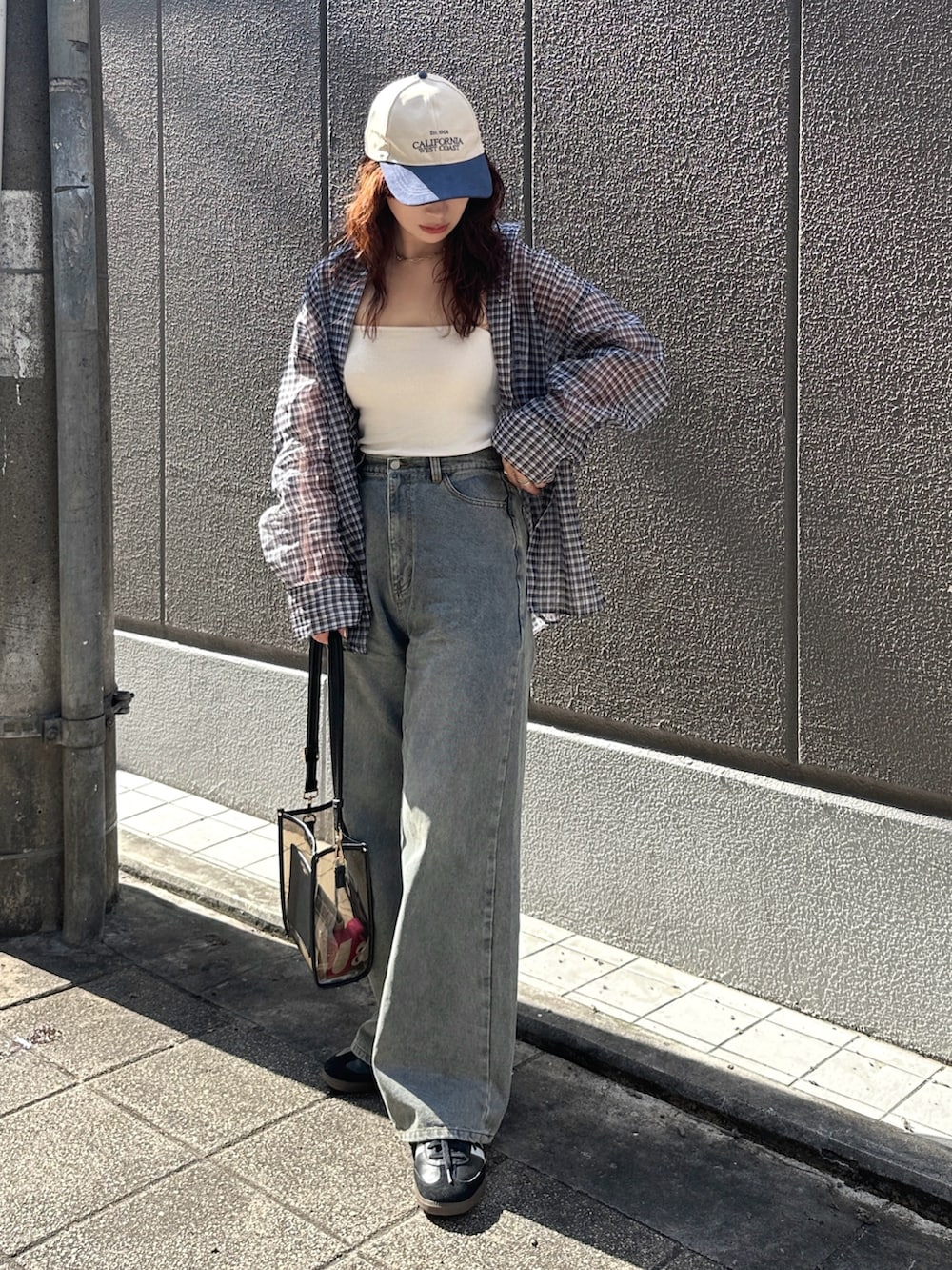 ブラック系のシャツ/ブラウス、ホワイト系のキャミソール、ブルー系のデニムパンツを着用したレディースの夏コーディネートの2枚目の写真