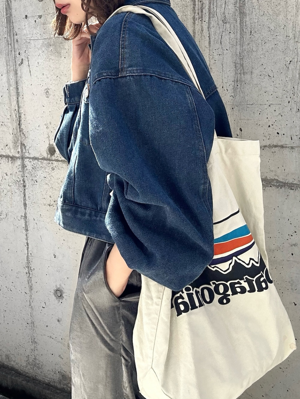 ブルー系のデニムジャケット、ホワイト系のTシャツ/カットソー、ブラック系のその他パンツを着用したレディースの春コーディネートの5枚目の写真