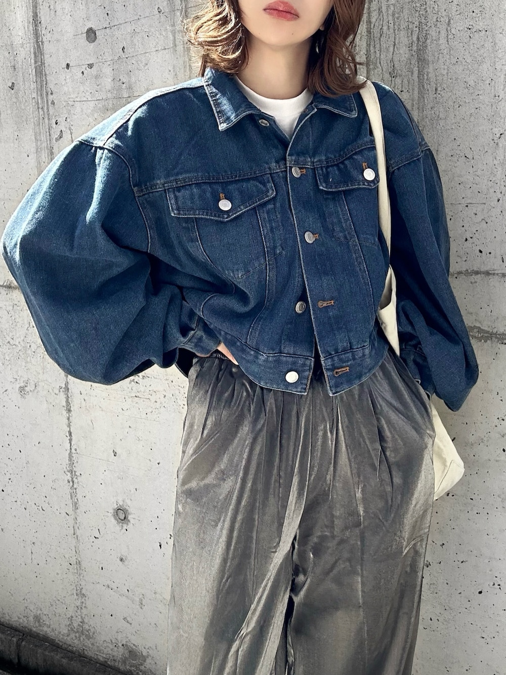 ブルー系のデニムジャケット、ホワイト系のTシャツ/カットソー、ブラック系のその他パンツを着用したレディースの春コーディネートの4枚目の写真