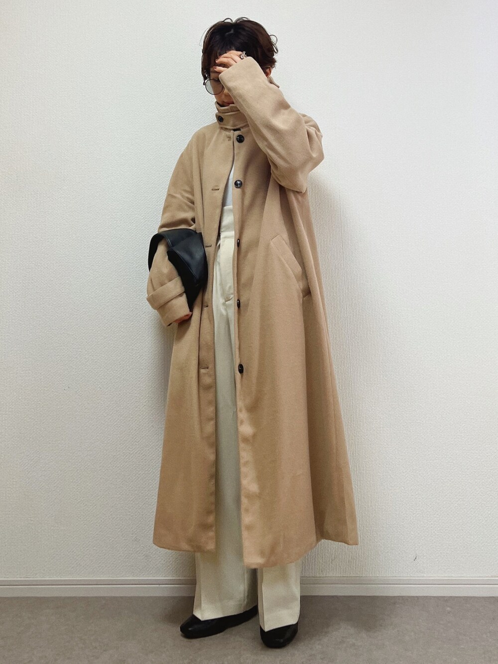 「ファッションを楽しもう、秋服、シンプル、オトナ女子、シンプルコーデ、きれいめカジュアル、ロングコート、ブーツ、大人ファッション、秋冬、パンツスタイル、淡色コーデ」｜「callautiaの千鳥チェックスタンドカラーロングコート（その他アウター、ベージュ系）」を使った、ɴɪᴄᴏ.ᴀʏᴀさん（レディース・149cm）の秋コーディネートの2枚目の写真