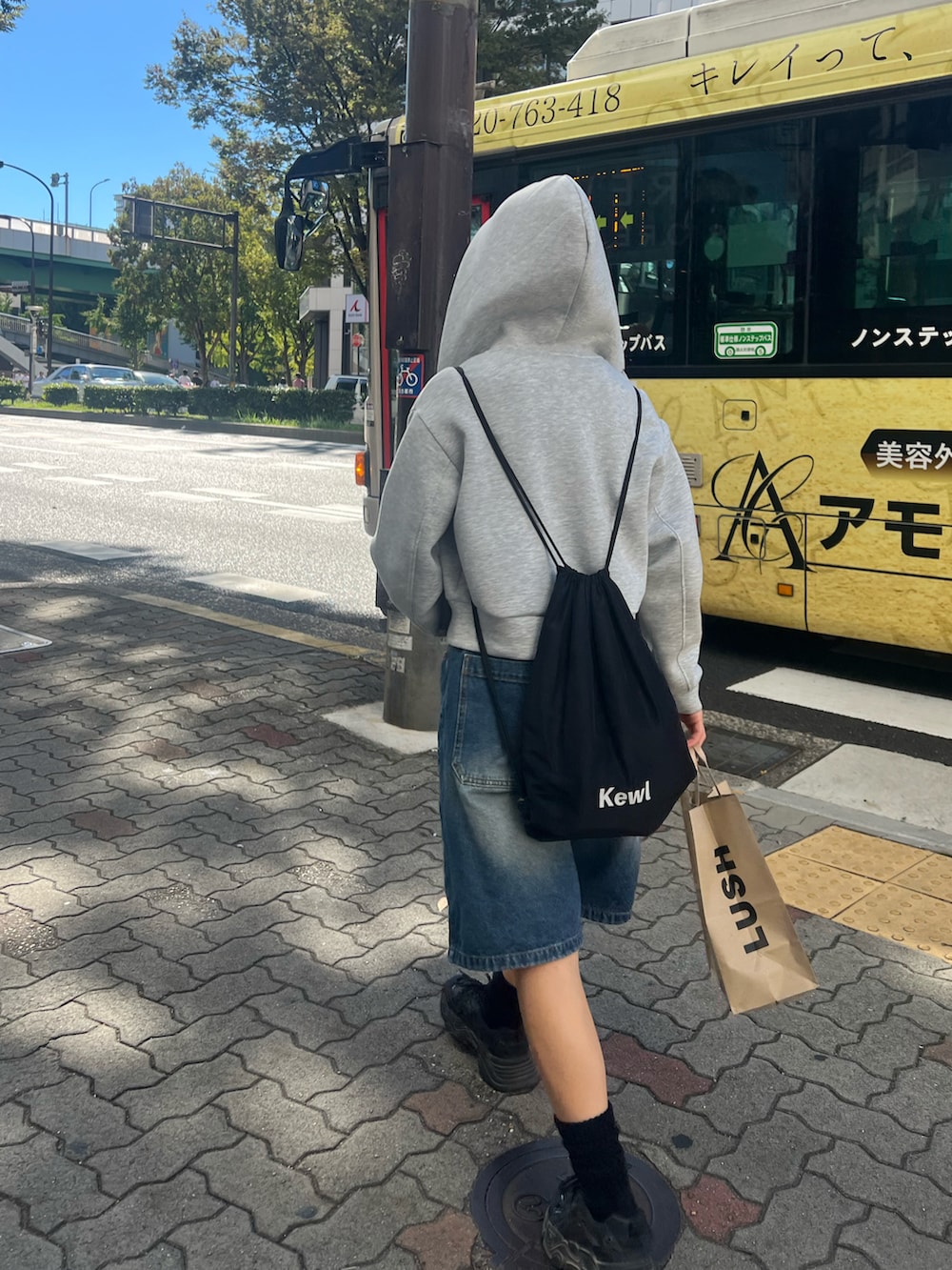 ブルー系のデニムパンツ、グレー系のスウェットを着用したキッズの秋コーディネートの2枚目の写真