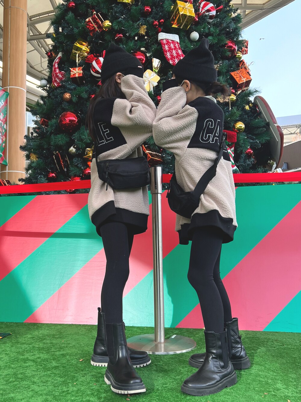 ブラック系のボディバッグ/ウエストポーチを着用したキッズの冬コーディネートの2枚目の写真