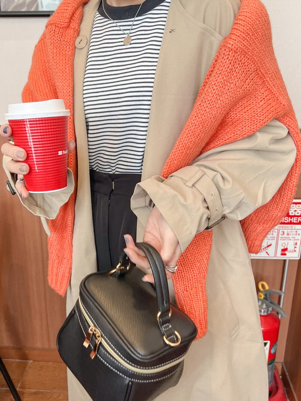 その他のブーツを着用したレディースの冬コーディネートの2枚目の写真