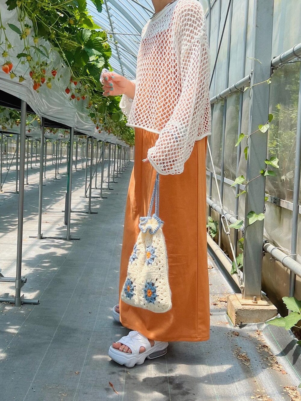 ホワイト系のTシャツ/カットソー、ホワイト系のサンダルを着用したレディースの春コーディネートの2枚目の写真