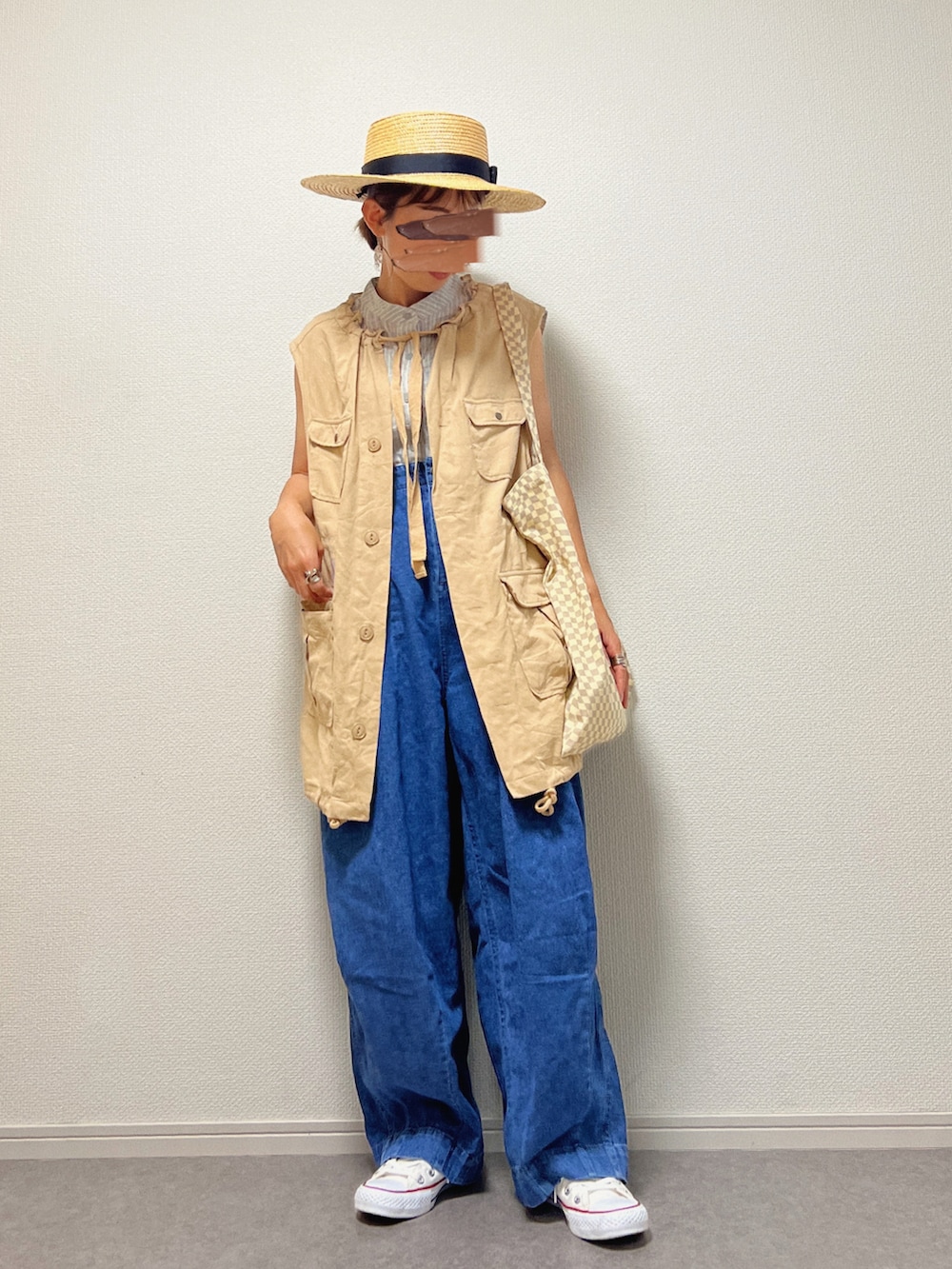 グレー系のシャツ/ブラウス、ベージュ系のベスト、ベージュ系のトートバッグを着用したレディースの夏コーディネートの3枚目の写真