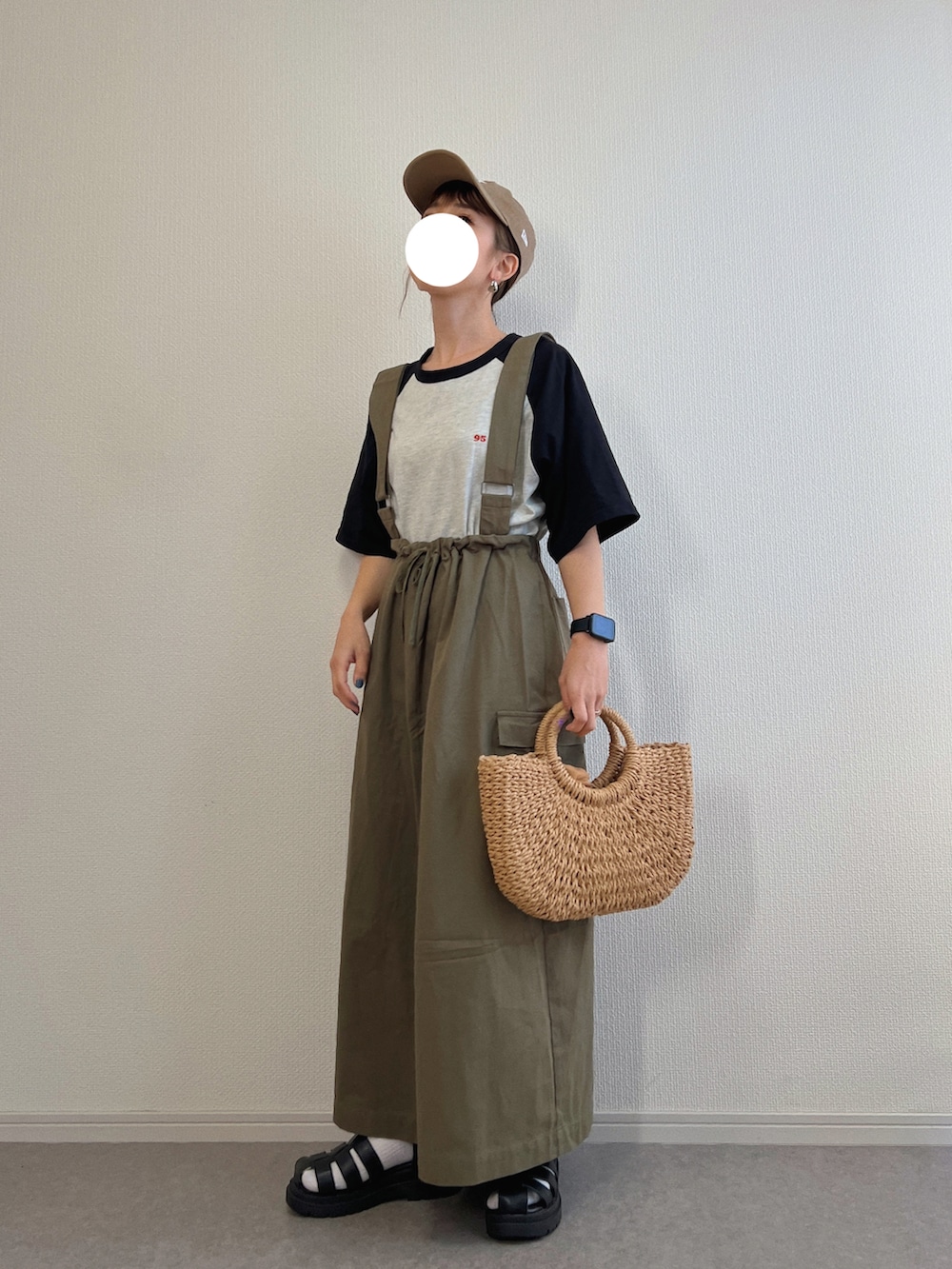 グリーン系のスカート、グレー系のTシャツ/カットソー、ベージュ系のかごバッグを着用したレディースの春コーディネートの2枚目の写真