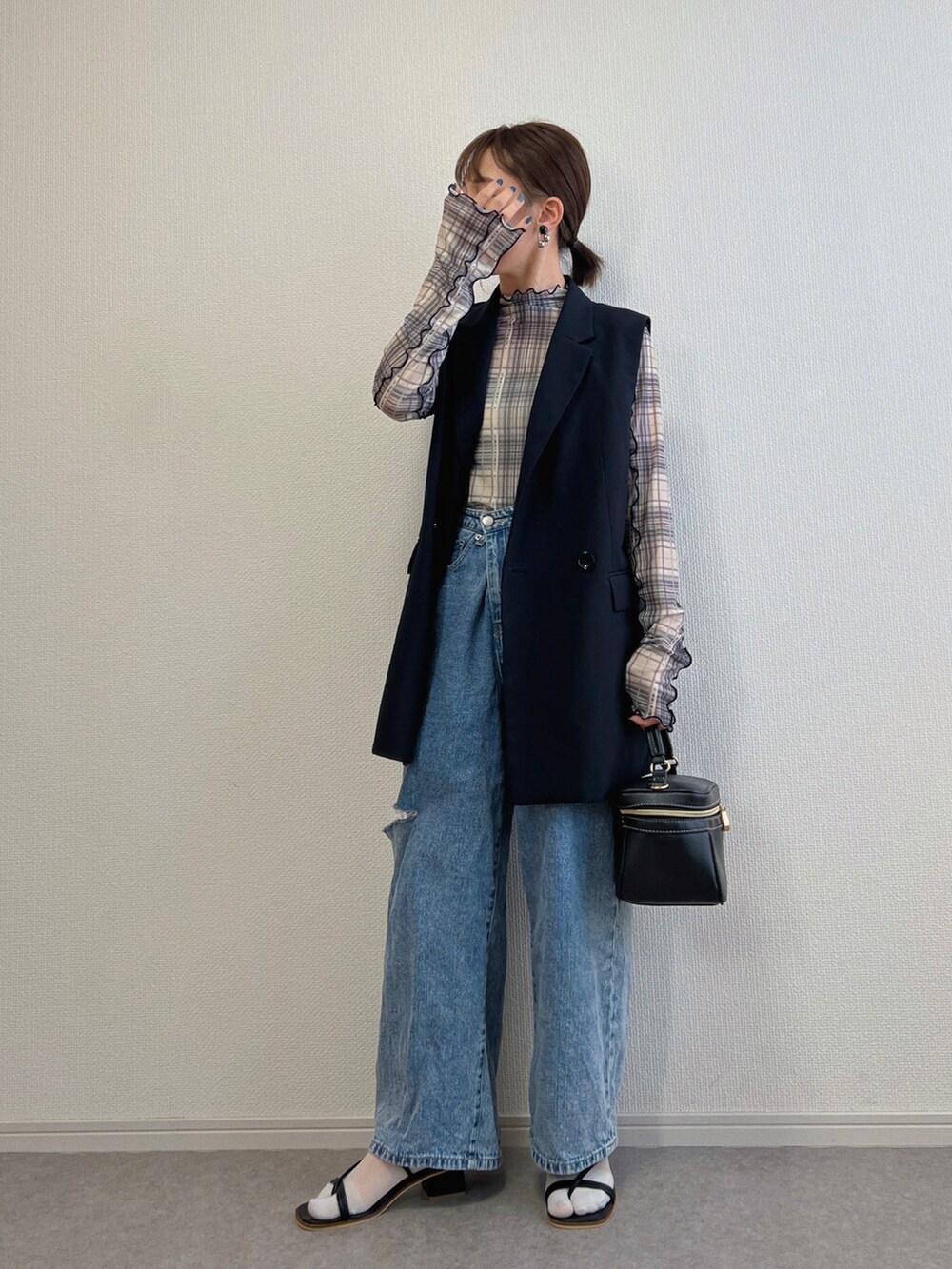 ブラック系のサンダル、グレー系のTシャツ/カットソーを着用したレディースの春コーディネートの2枚目の写真