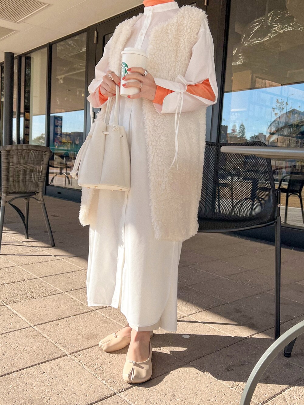 ホワイト系のシャツワンピースを着用したレディースの冬コーディネートの2枚目の写真