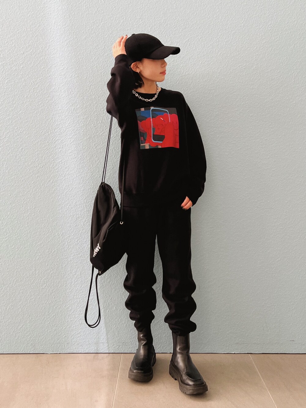 「秋服準備はじめました、キャップ、カジュアルコーデ、ブラック、ブラックコーデ、ユニクロ、ユニクロコーデ、UNIQLO、スウェット」｜「VIVIANのスクエアトゥ厚底サイドゴアショートブーツ（ブーツ、ブラック系）」を使った、ɴɪᴄᴏ.ᴀʏᴀさん（キッズ・146cm）の夏コーディネートの3枚目の写真