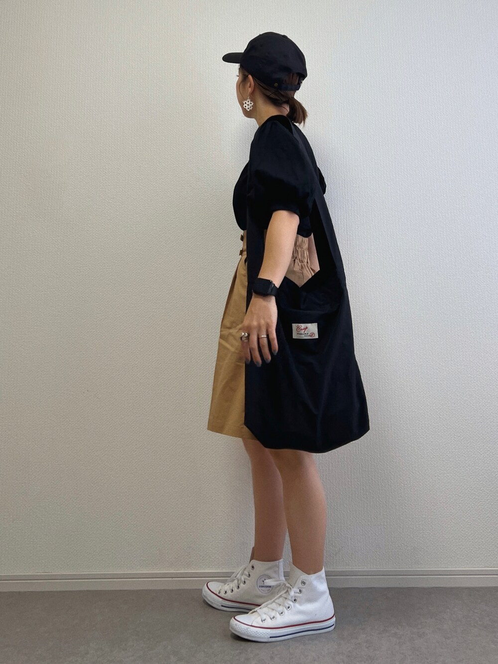 ブラック系のTシャツ/カットソー、ブラック系のショルダーバッグ、ベージュ系のその他パンツを着用したレディースの夏コーディネートの2枚目の写真