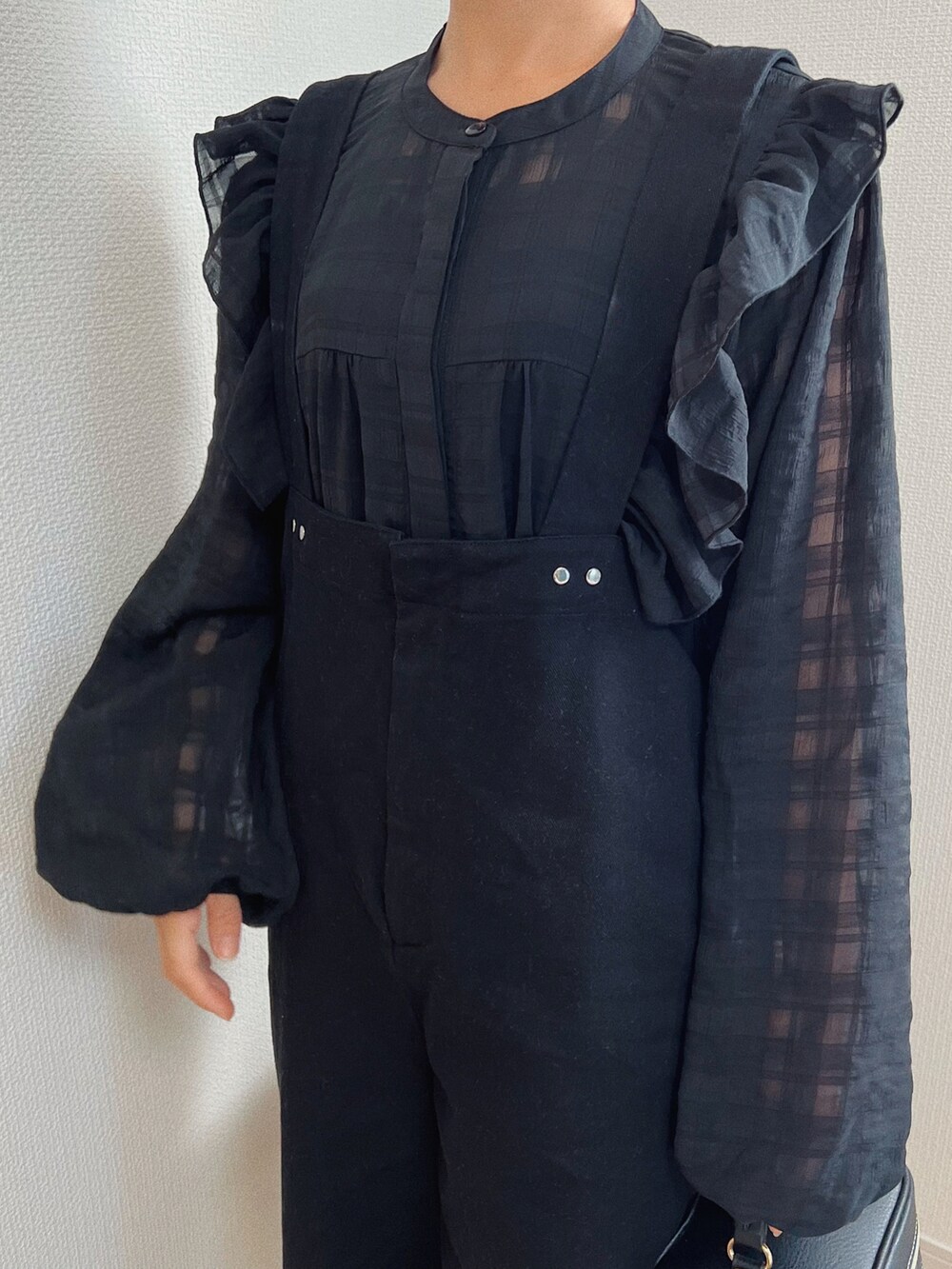 ブラック系のサロペット/オーバーオール、ブラック系のシャツ/ブラウスを着用したレディースの春コーディネートの4枚目の写真