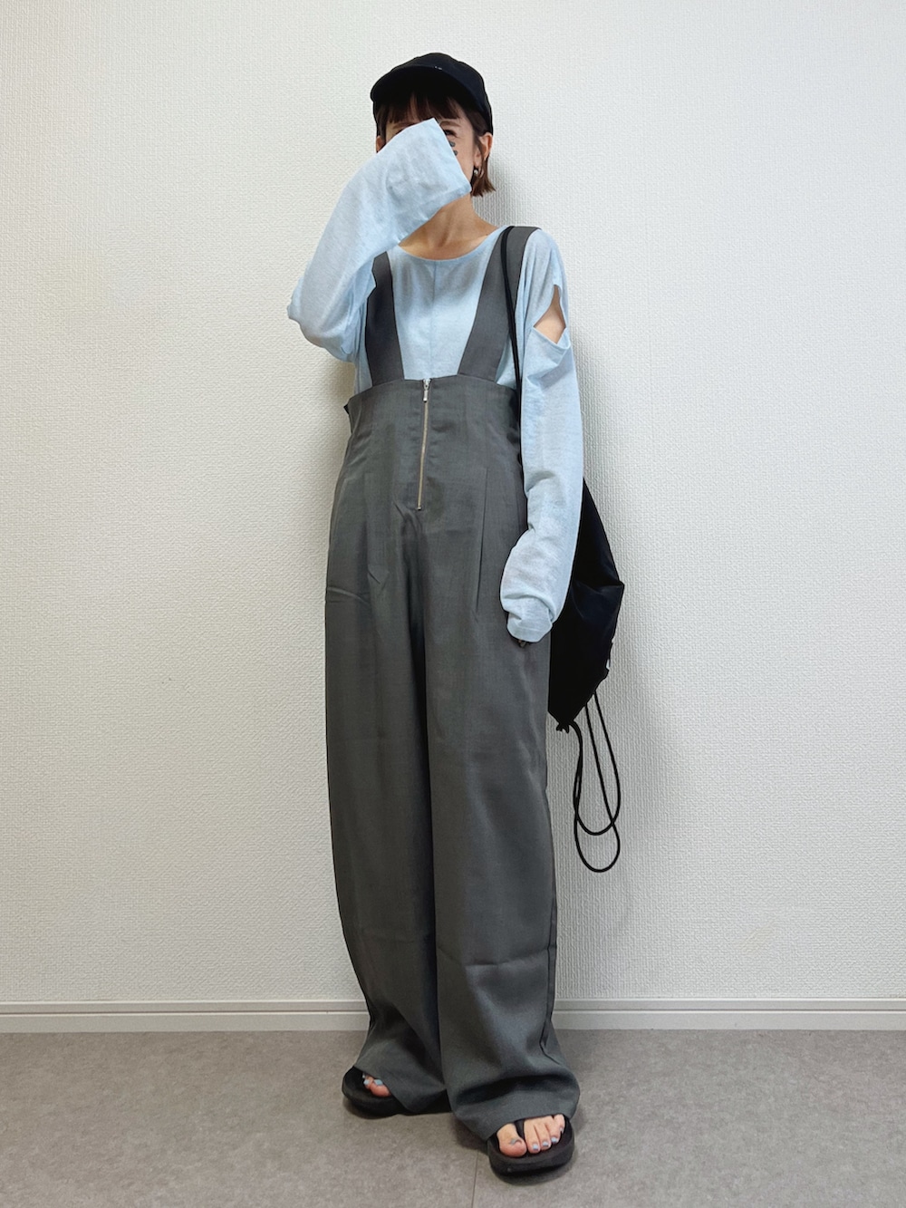 ブルー系のTシャツ/カットソー、グレー系のサロペット/オーバーオール、ブラック系のサンダルを着用したレディースの夏コーディネートの3枚目の写真