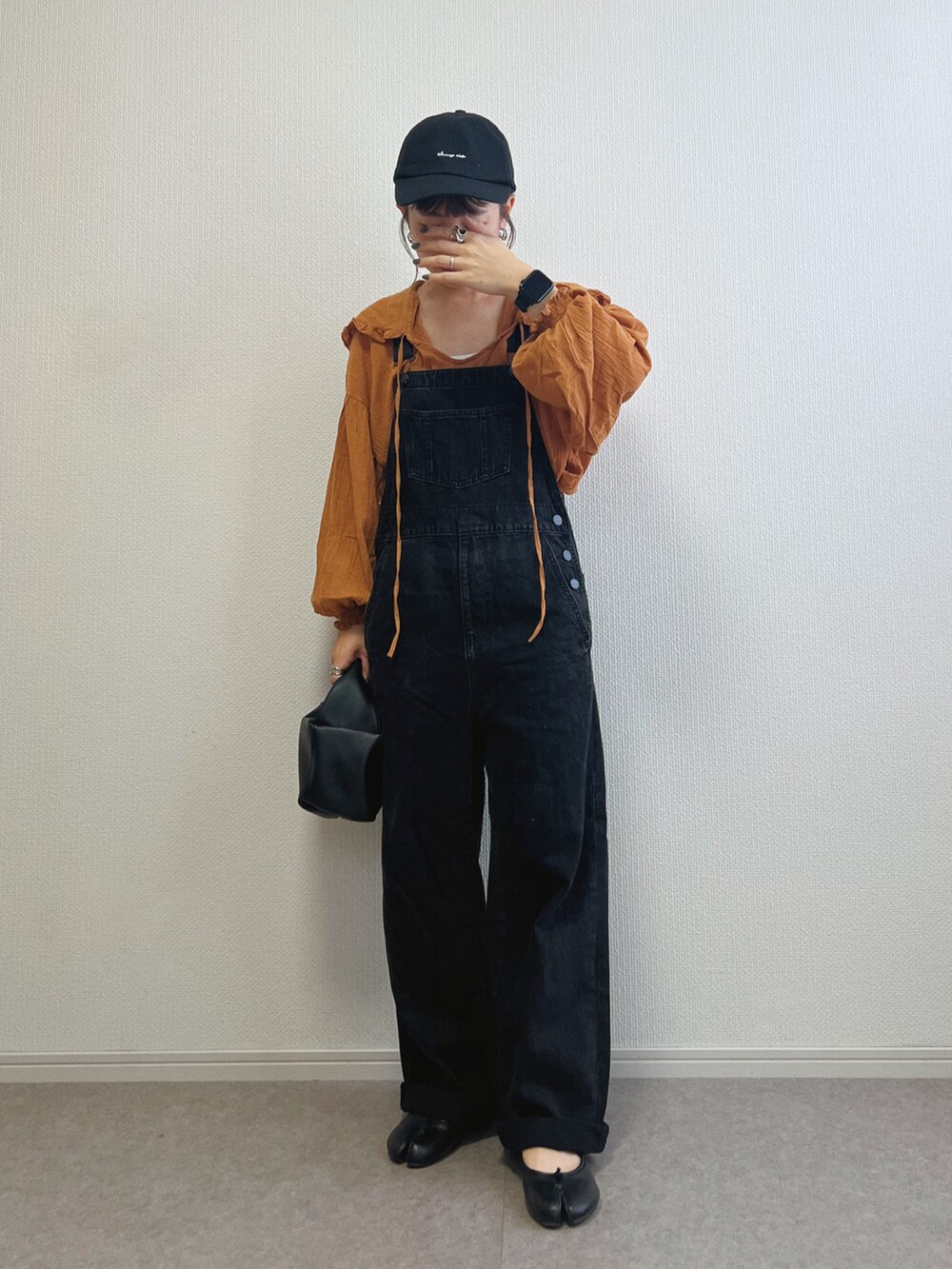 ブラウン系のシャツ/ブラウス、ブラック系のバレエシューズを着用したレディースの秋コーディネートの2枚目の写真