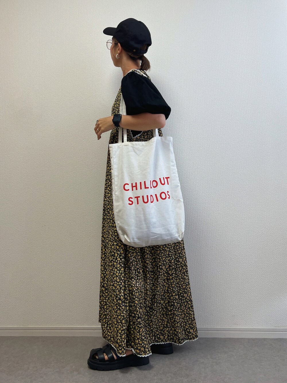 ブラック系のTシャツ/カットソー、レッド系のトートバッグ、ブラック系のワンピースを着用したレディースの春コーディネートの2枚目の写真