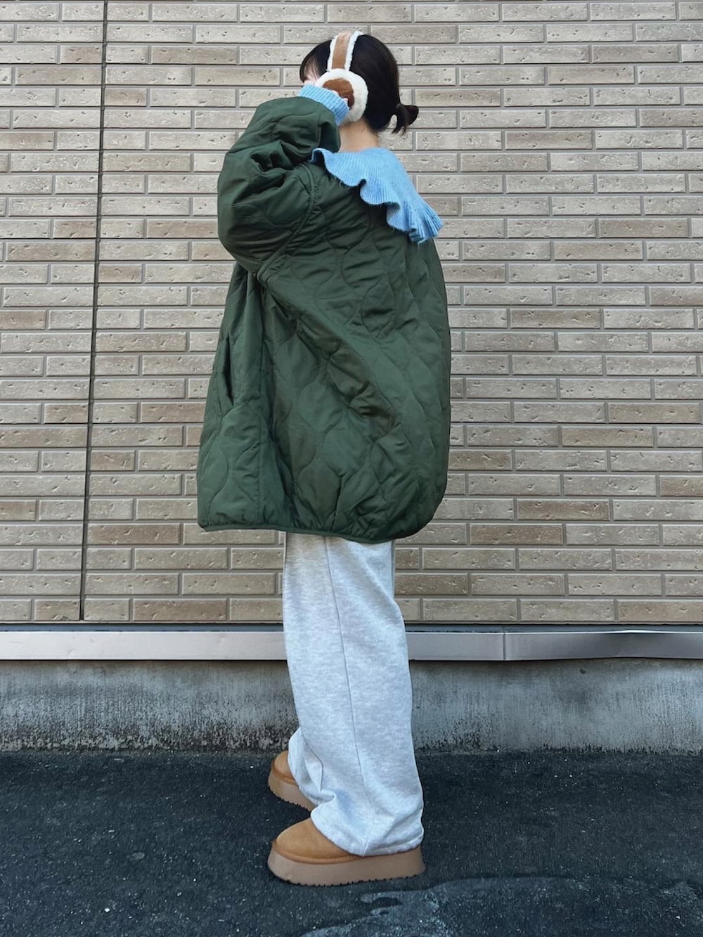 「プチプラ、カジュアルスタイル、イヤーマフ、スウェットパンツ、スニーカーコーデ、厚底ブーツ、キルティング、低身長、低身長コーデ、カジュアルコーデ」｜「LOWRYS FARMのフリルＢＩＧカラーカーディガンＬＳ　133797（カーディガン/ボレロ、ブルー系）」を使った、ɴɪᴄᴏ.ᴀʏᴀさん（レディース・149cm）の冬コーディネートの2枚目の写真