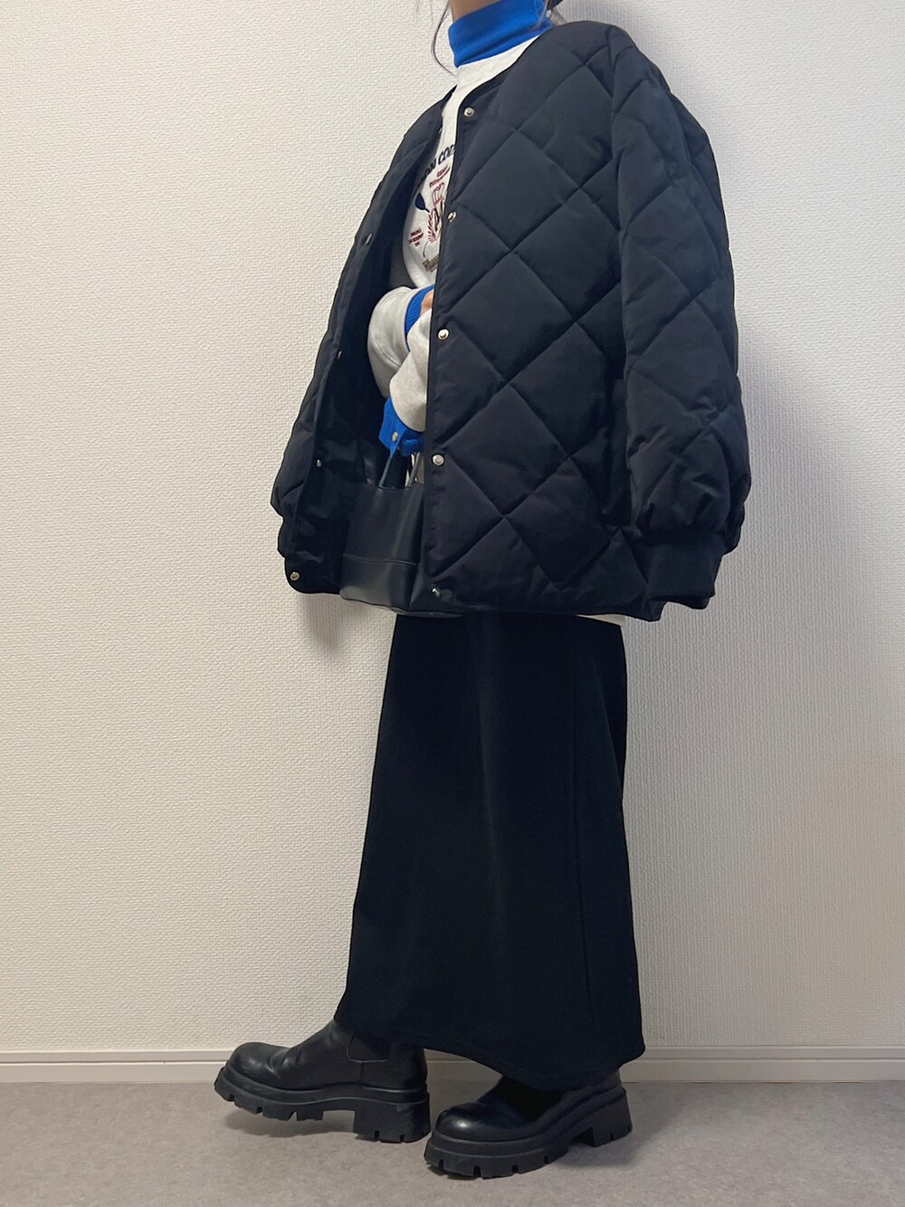 ブルー系のニット/セーター、ベージュ系のスウェットを着用したレディースの冬コーディネートの2枚目の写真