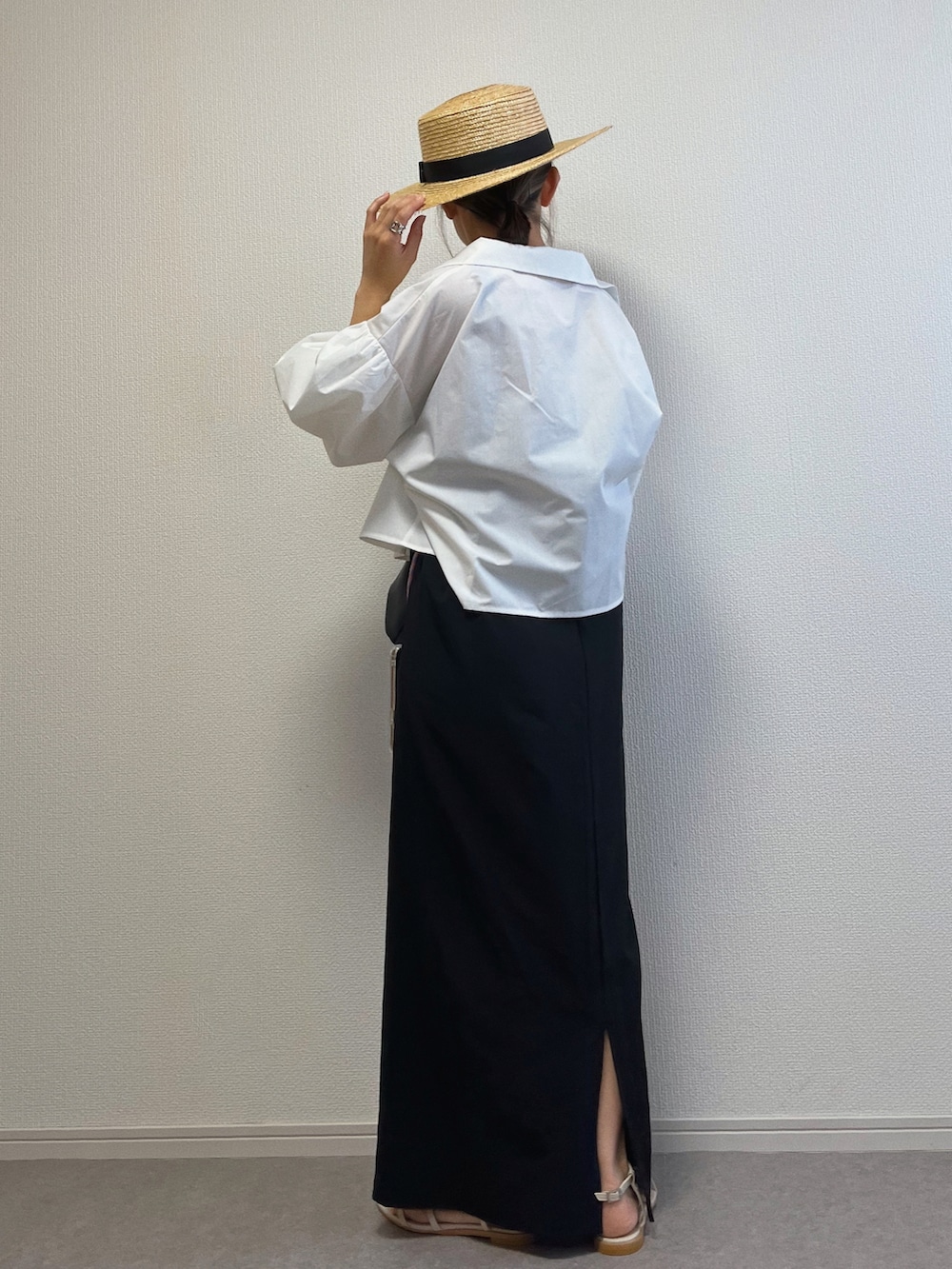 ホワイト系のシャツ/ブラウス、ホワイト系のサンダルを着用したレディースの春コーディネートの2枚目の写真