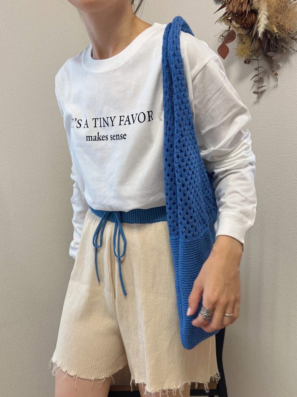 ブルー系のトートバッグ、その他のTシャツ/カットソー、ピンク系のニットキャップ/ビーニーを着用したレディースの夏コーディネートの2枚目の写真