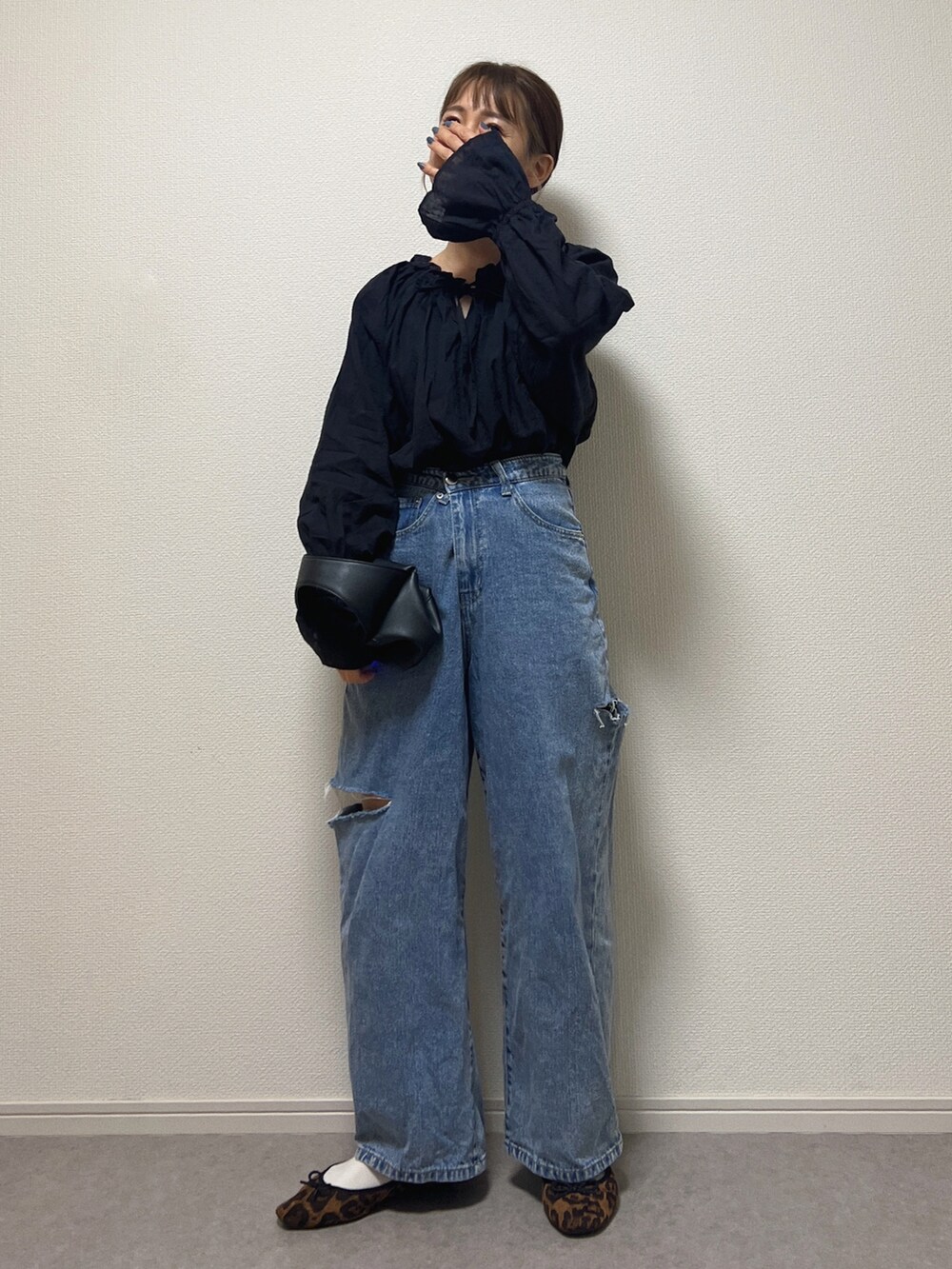 ブラック系のシャツ/ブラウス、その他のバレエシューズを着用したレディースの春コーディネートの2枚目の写真