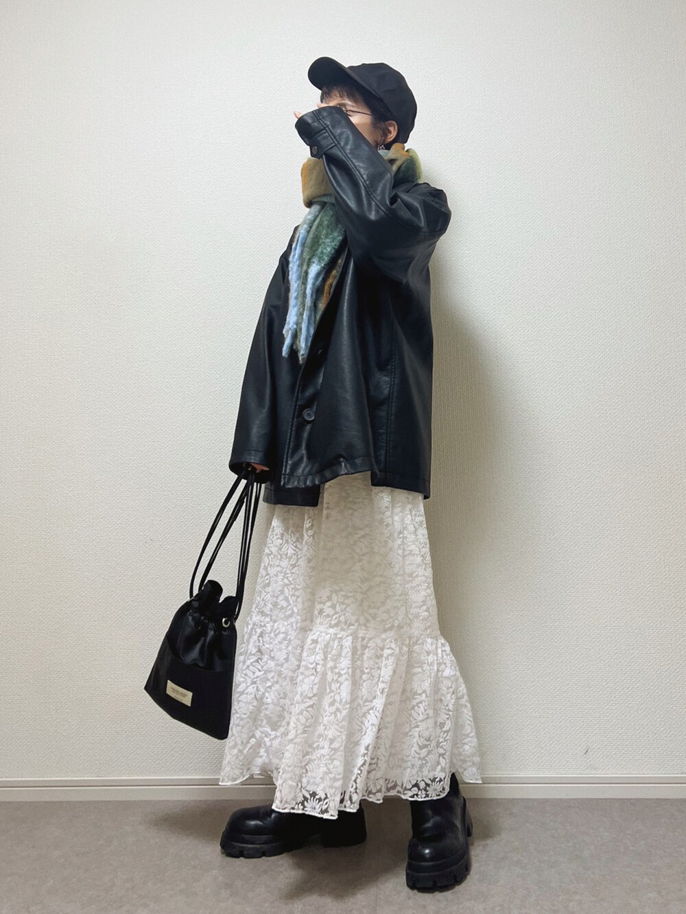 ブラック系のブルゾン、ブラック系のショルダーバッグ、その他のマフラーを着用したレディースの秋コーディネートの2枚目の写真