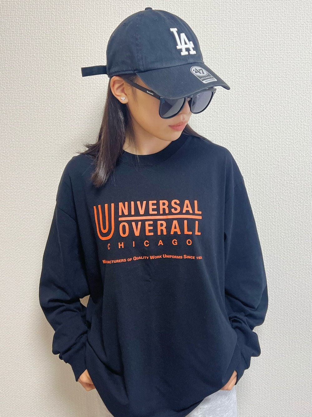 ブラック系のTシャツ/カットソー、グレー系のスウェットパンツ、ベージュ系のブーツを着用したキッズの冬コーディネートの3枚目の写真