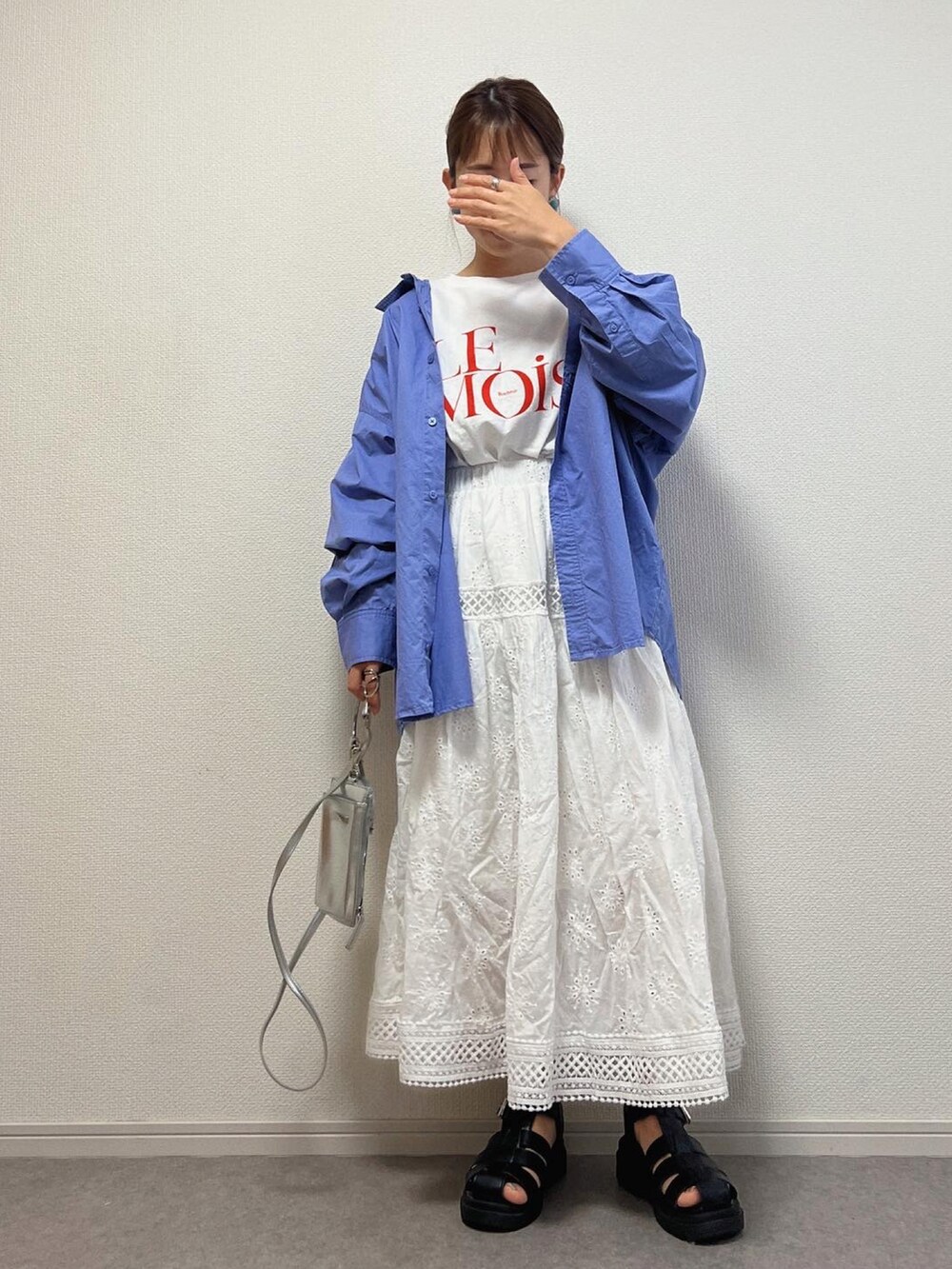 ブルー系のシャツ/ブラウス、レッド系のTシャツ/カットソー、シルバー系のショルダーバッグを着用したレディースの春コーディネートの2枚目の写真