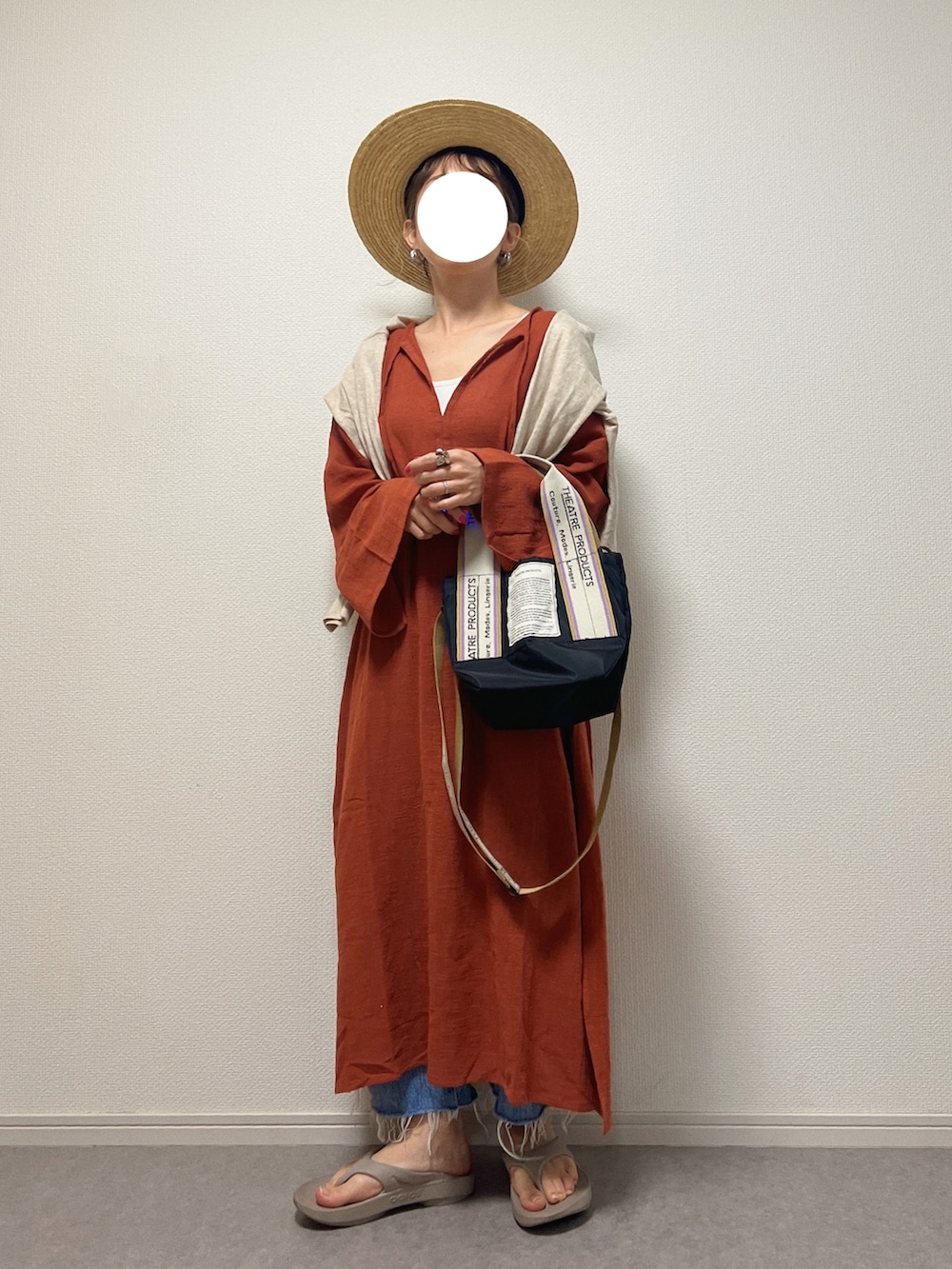 ブラック系のトートバッグ、レッド系のワンピース、ベージュ系のサンダルを着用したレディースの春コーディネートの2枚目の写真