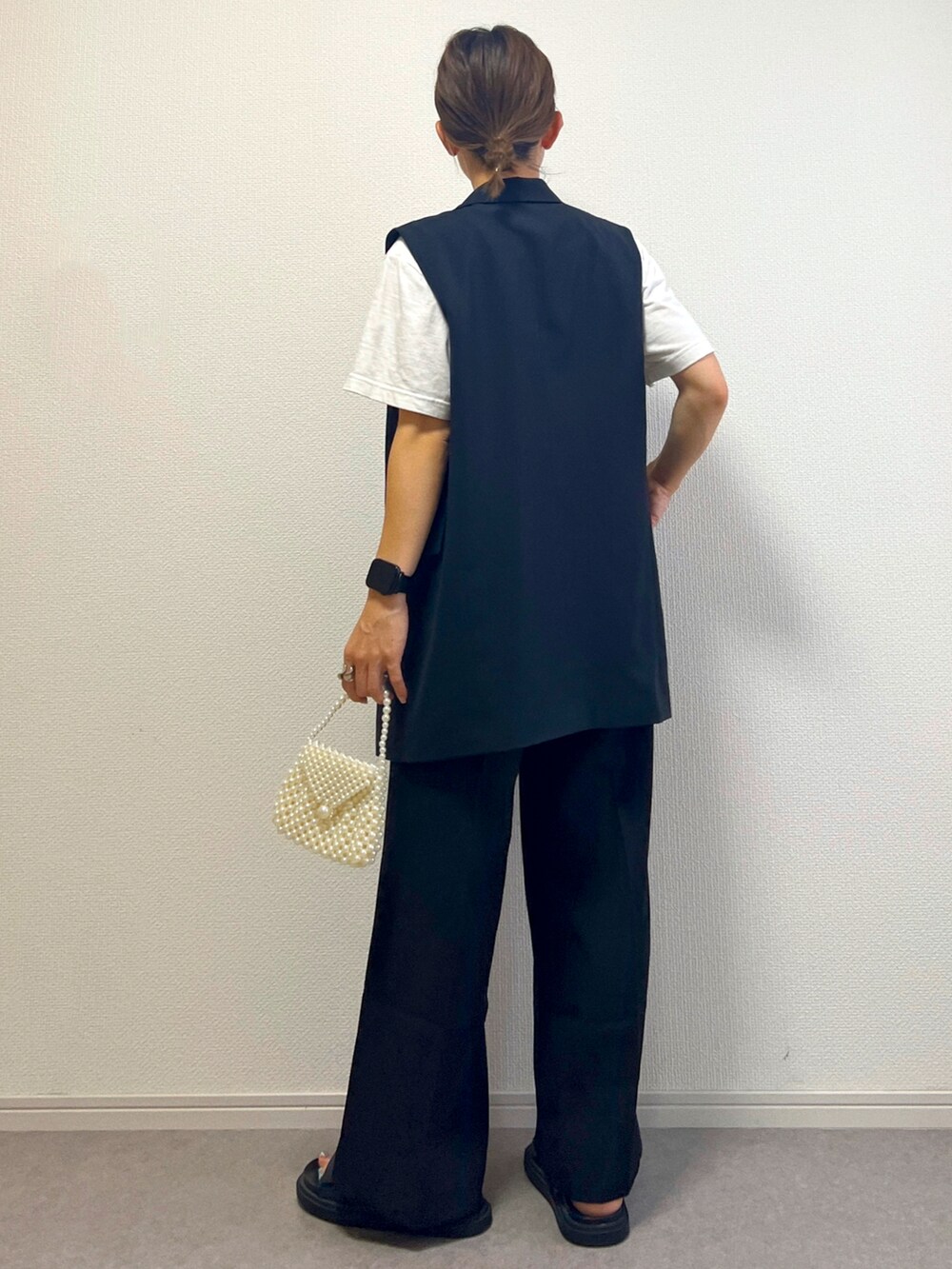 ブラック系のスラックス、その他のTシャツ/カットソーを着用したレディースの夏コーディネートの2枚目の写真