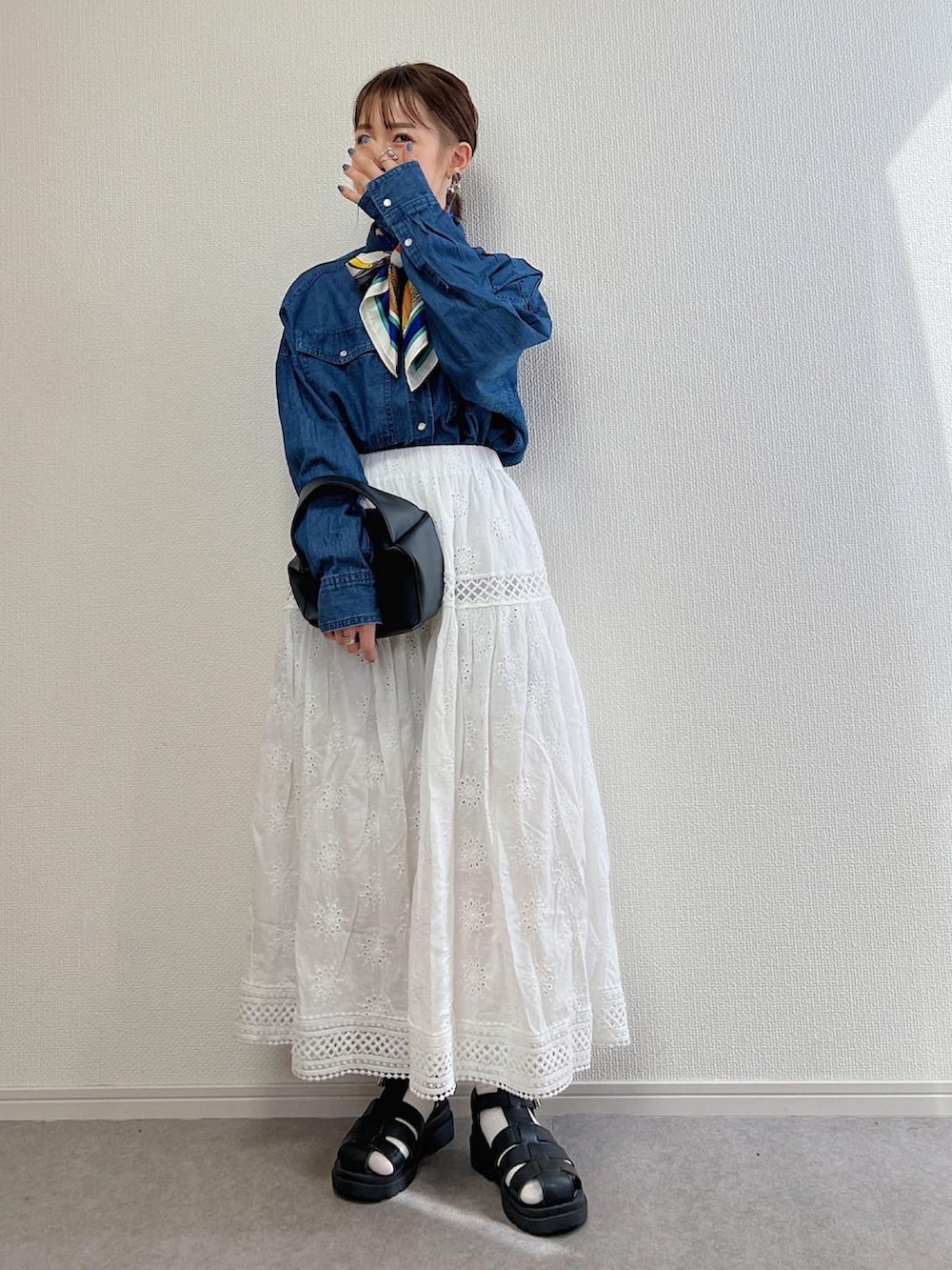 ホワイト系のスカート、ブルー系のシャツ/ブラウス、ブルー系のバンダナ/スカーフを着用したレディースの春コーディネートの2枚目の写真