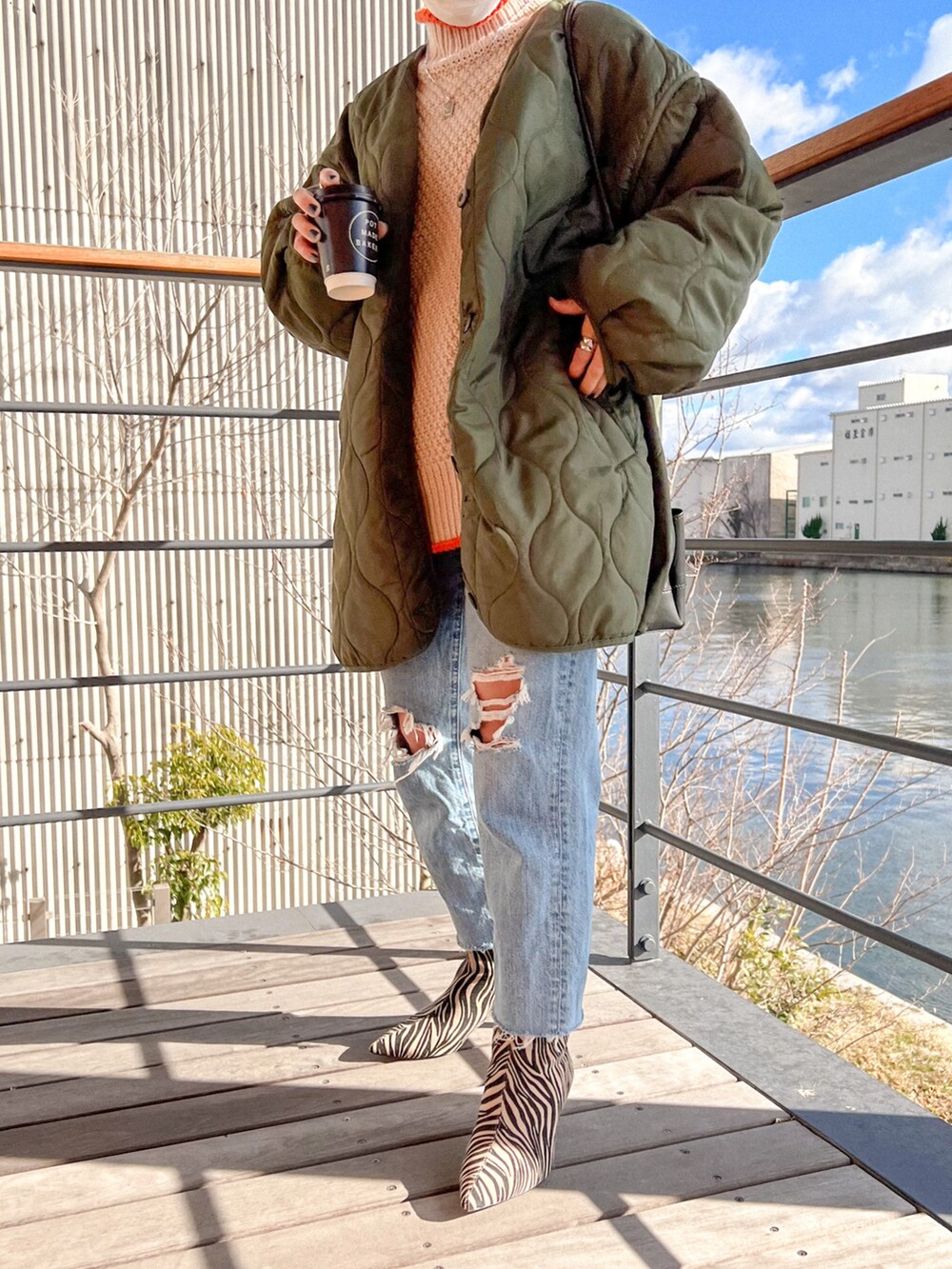 ベージュ系のニット/セーター、その他のブーツを着用したレディースの冬コーディネートの5枚目の写真