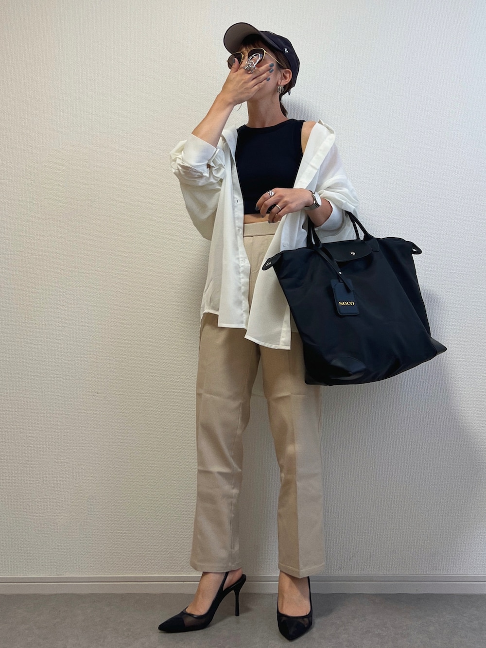 ホワイト系のシャツ/ブラウス、ブラック系のボストンバッグを着用したレディースの夏コーディネートの3枚目の写真