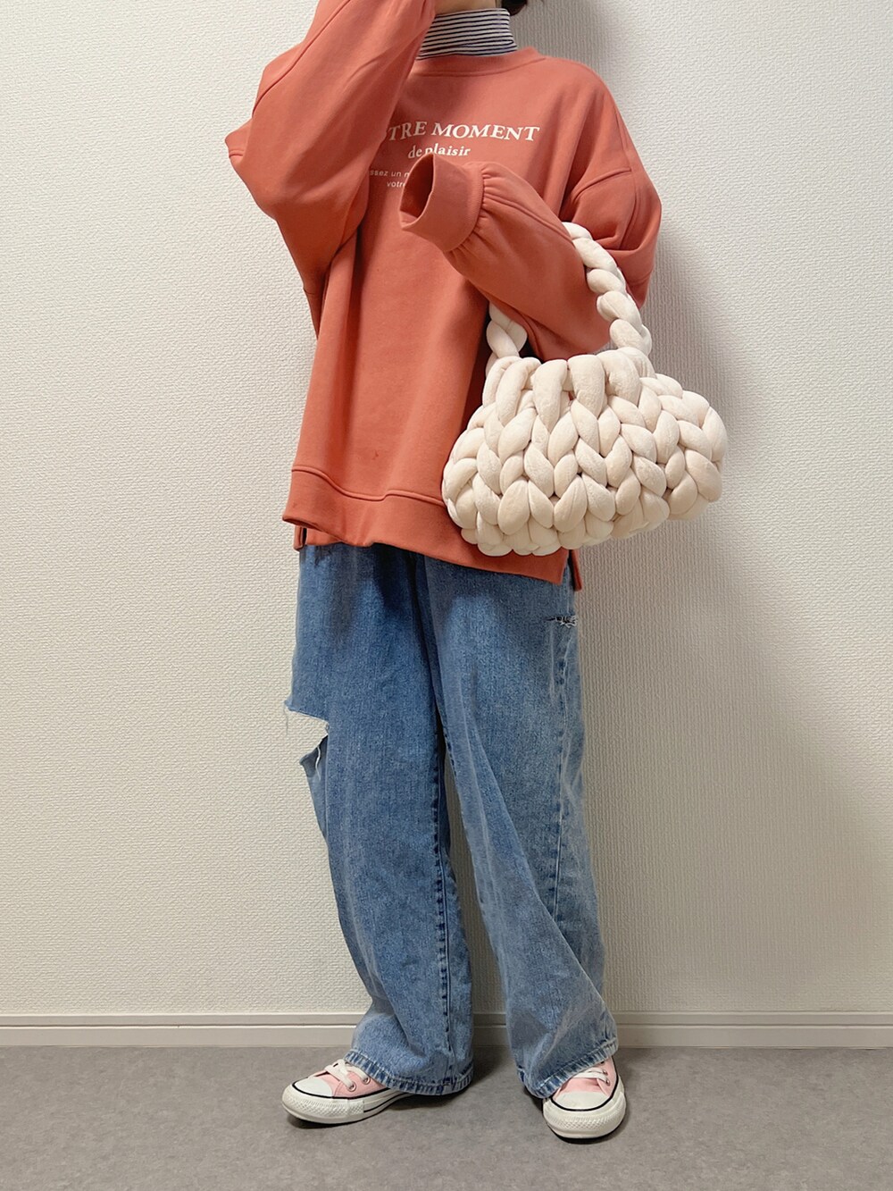 ピンク系のスニーカー、その他のその他を着用したレディースの冬コーディネートの2枚目の写真