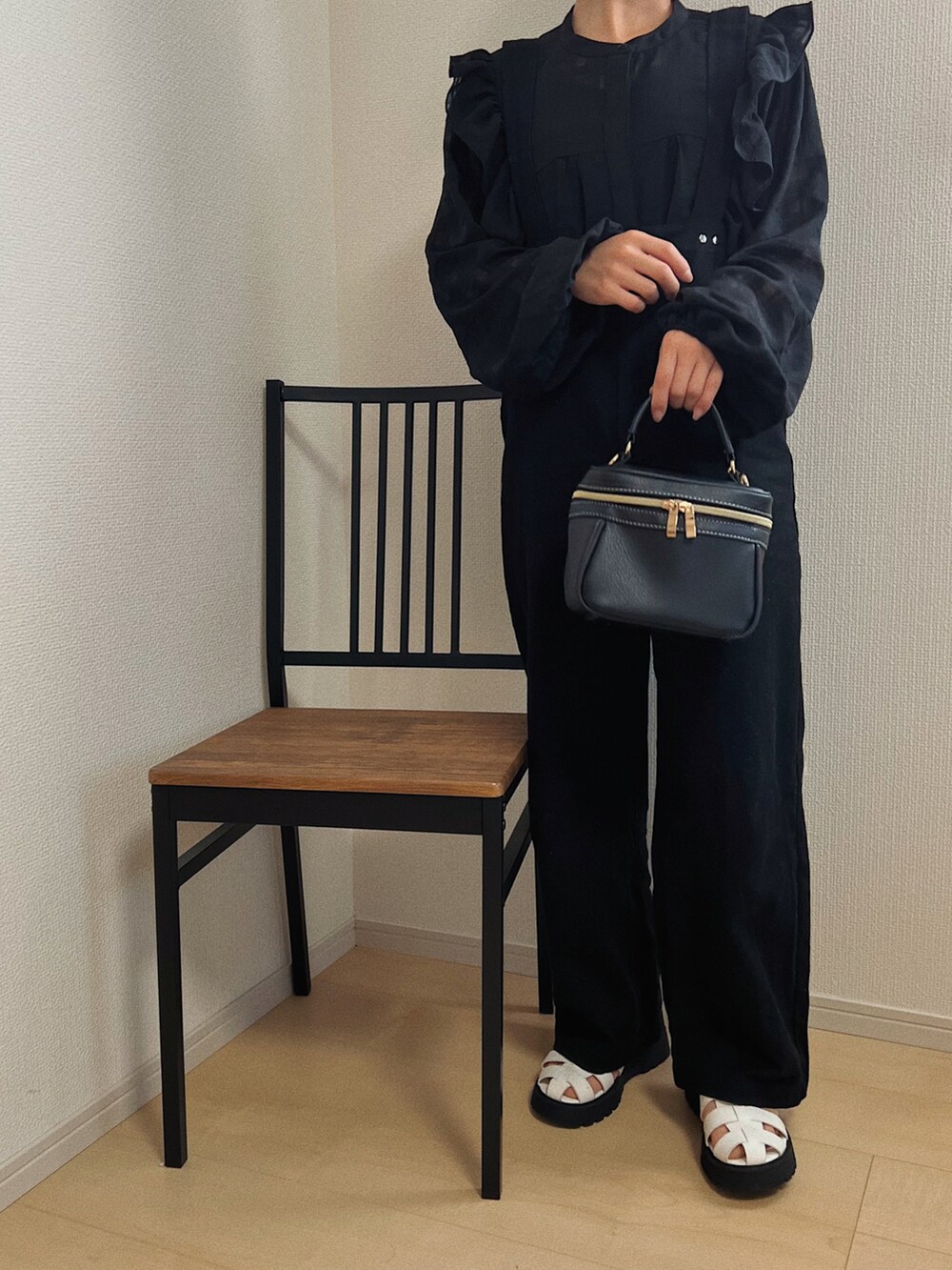 ブラック系のサロペット/オーバーオール、ブラック系のシャツ/ブラウスを着用したレディースの春コーディネートの3枚目の写真