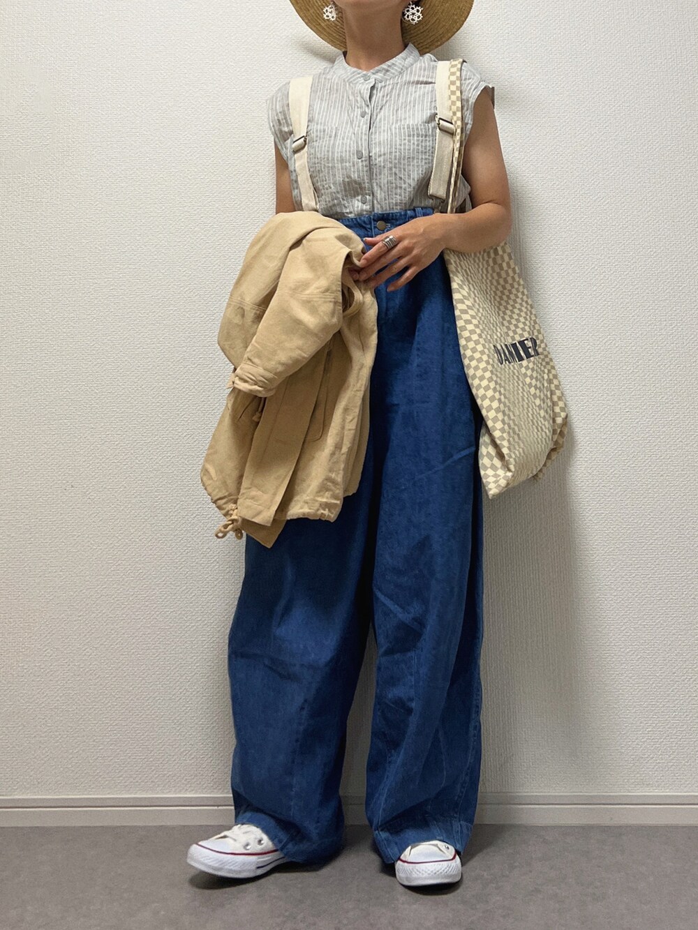 グレー系のシャツ/ブラウス、ベージュ系のベスト、ベージュ系のトートバッグを着用したレディースの夏コーディネートの2枚目の写真