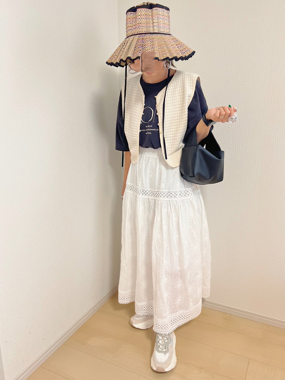 ホワイト系のスカート、グレー系のTシャツ/カットソーを着用したレディースの夏コーディネートの2枚目の写真