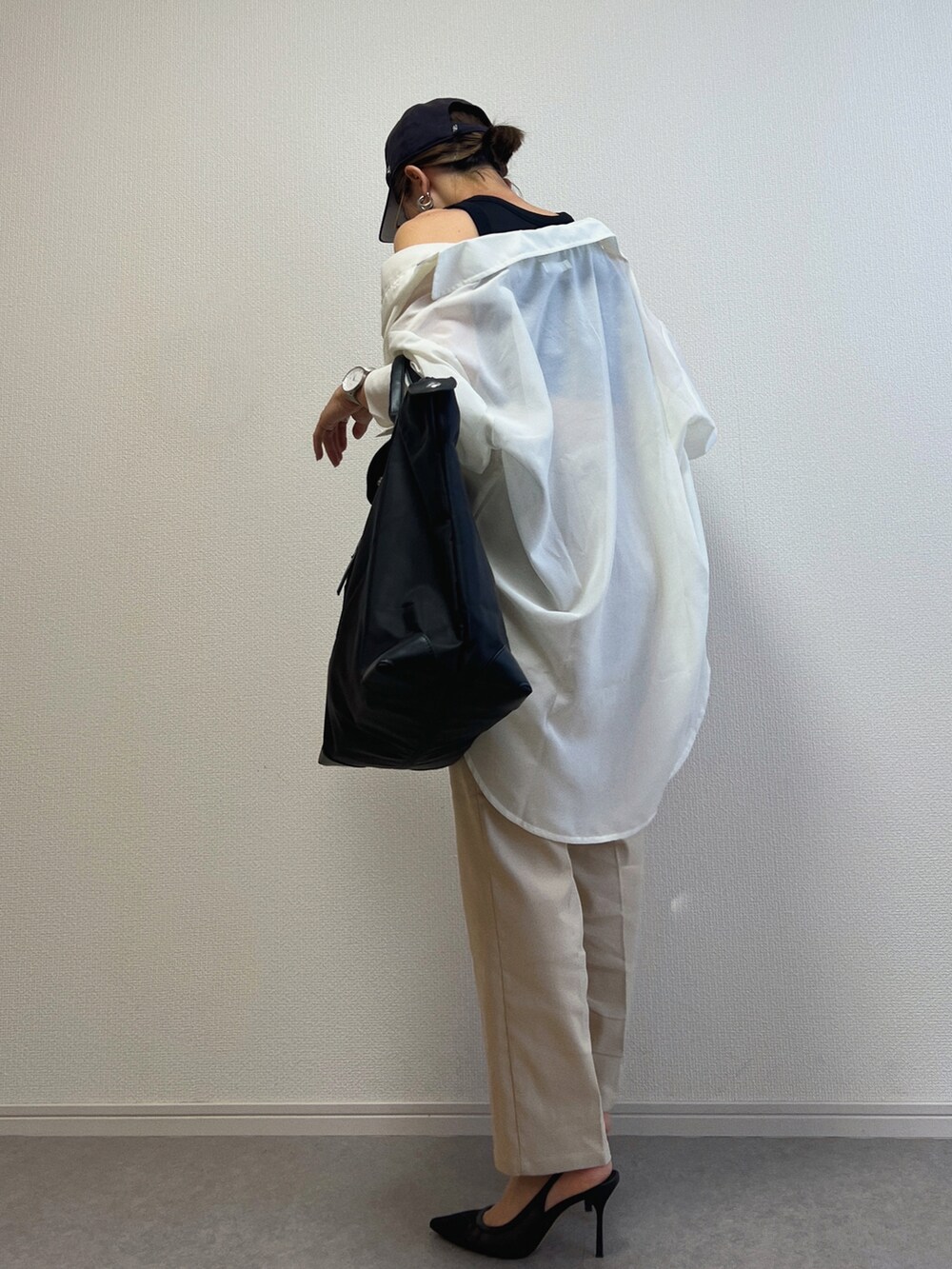 ホワイト系のシャツ/ブラウス、ブラック系のボストンバッグを着用したレディースの夏コーディネートの2枚目の写真