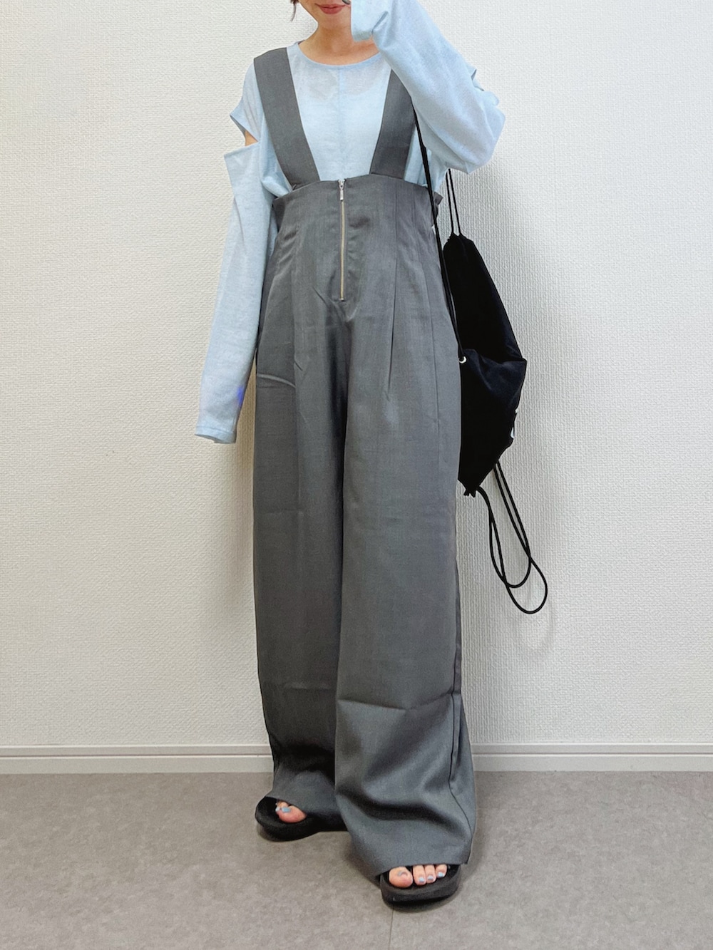 ブルー系のTシャツ/カットソー、グレー系のサロペット/オーバーオール、ブラック系のサンダルを着用したレディースの夏コーディネートの2枚目の写真