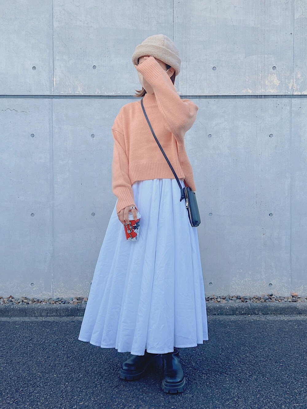 ピンク系のニット/セーターを着用したレディースの秋コーディネートの2枚目の写真