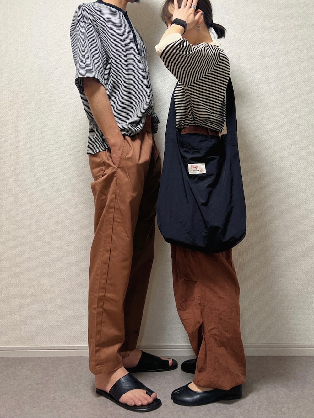 ブルー系のデニムパンツ、ブラウン系のカーゴパンツ、ブラック系のバレエシューズを着用したレディースの春コーディネートの2枚目の写真