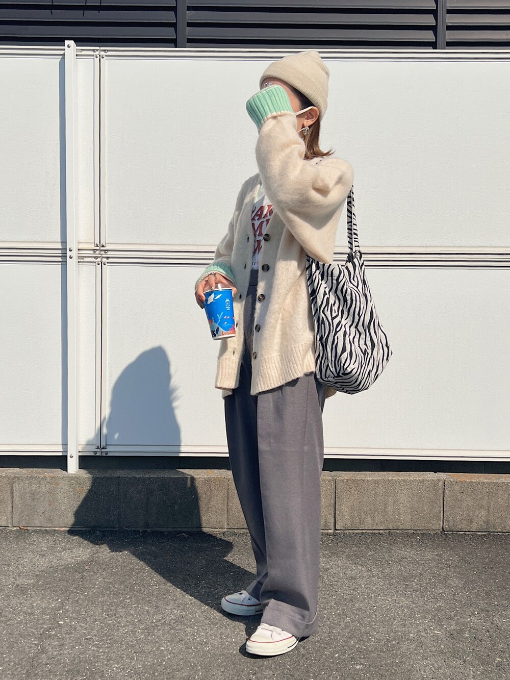 ホワイト系のカーディガン/ボレロ、グレー系のTシャツ/カットソー、ベージュ系のニットキャップ/ビーニーを着用したレディースの秋コーディネートの2枚目の写真