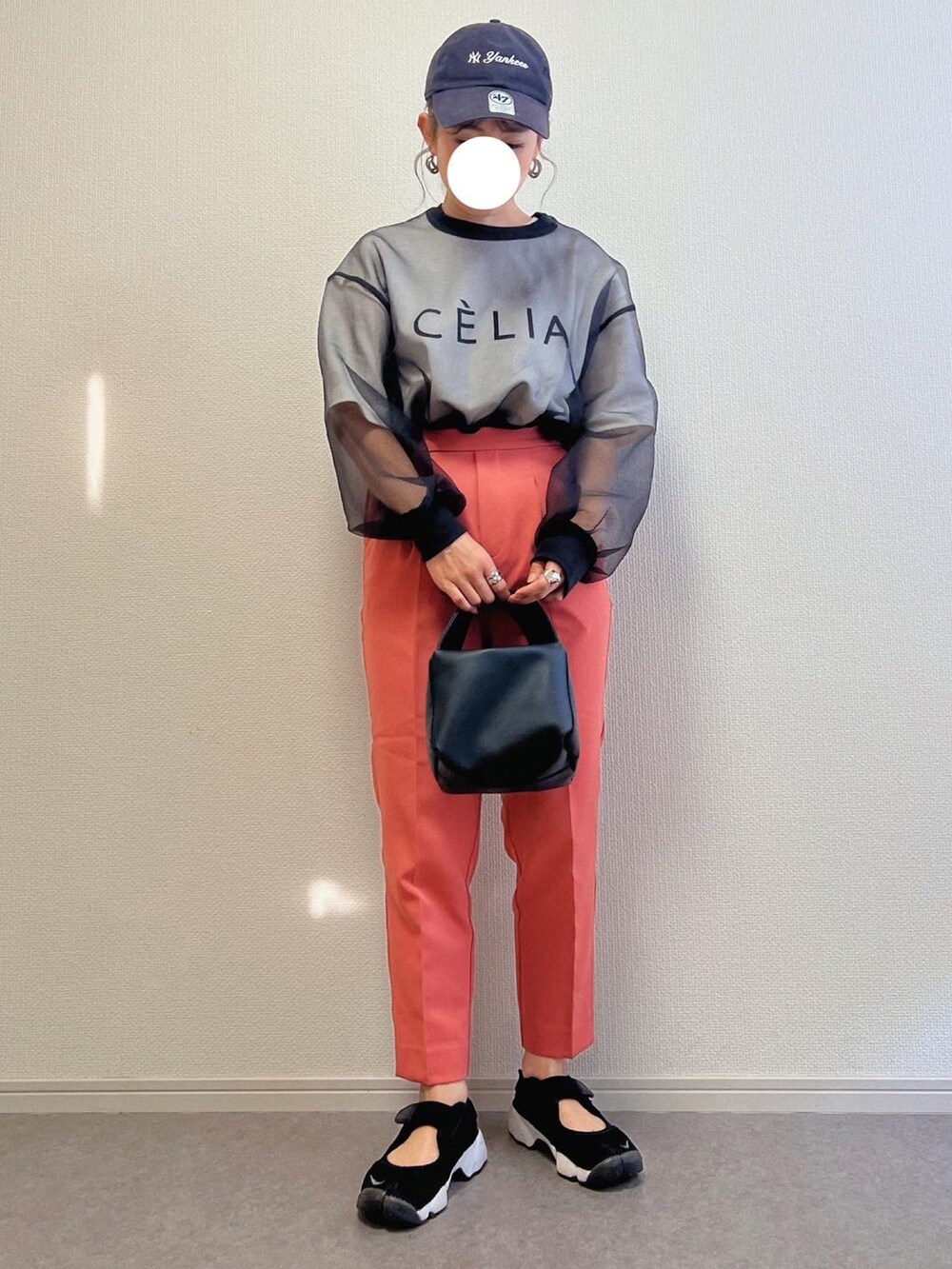 その他のTシャツ/カットソー、ピンク系のその他パンツ、ブラック系のサンダルを着用したレディースの春コーディネートの2枚目の写真
