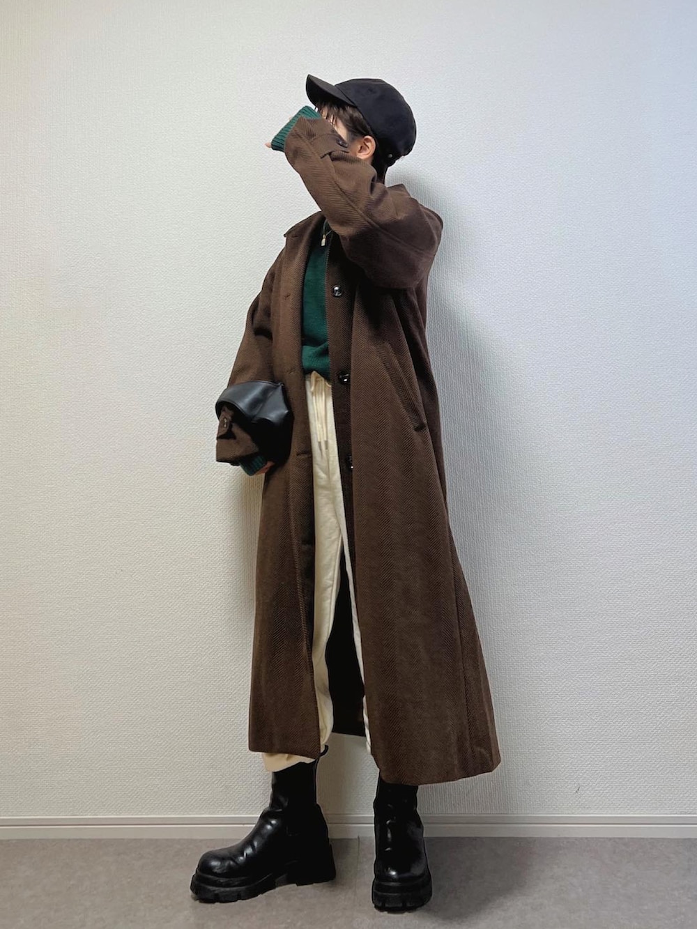 「新星WEARISTAにエントリー、秋冬コーデ、カジュアルコーデ、休日スタイル、クリスマスに着たい服、冬アウター、オトナカジュアル、ニットコーデ、スウェットパンツ、ユニクロ、UNIQLO、ロングコート、低身長、キャップ」｜「callautiaのヘリンボーンステンカラーロングコート（ステンカラーコート、イエロー系）」を使った、ɴɪᴄᴏ.ᴀʏᴀさん（レディース・149cm）の冬コーディネートの2枚目の写真
