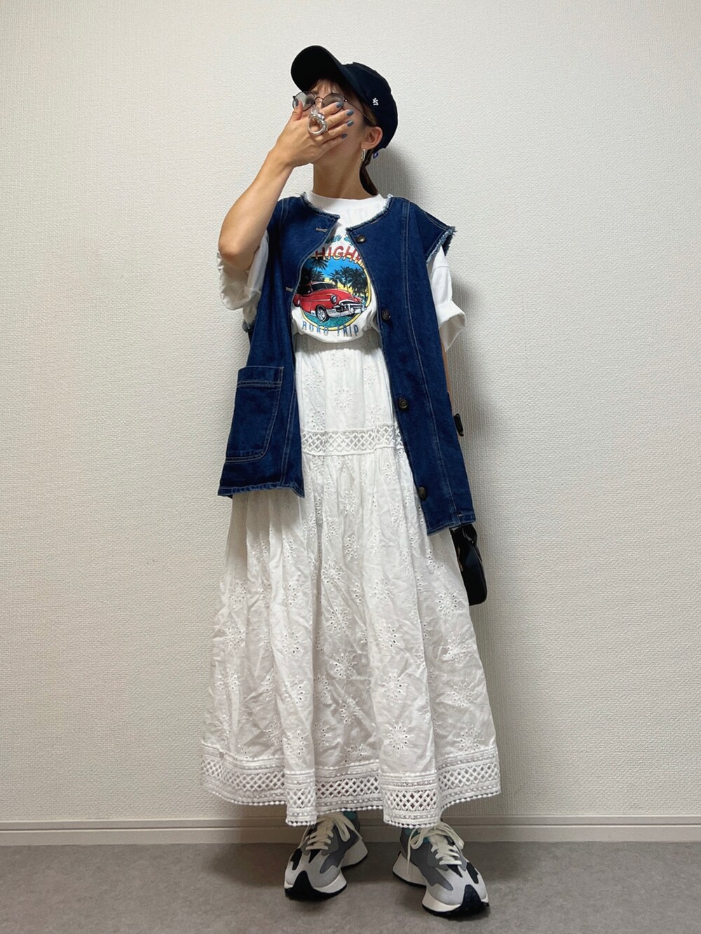 ホワイト系のTシャツ/カットソー、ブルー系のベスト、ブラック系のボストンバッグを着用したレディースの夏コーディネートの2枚目の写真