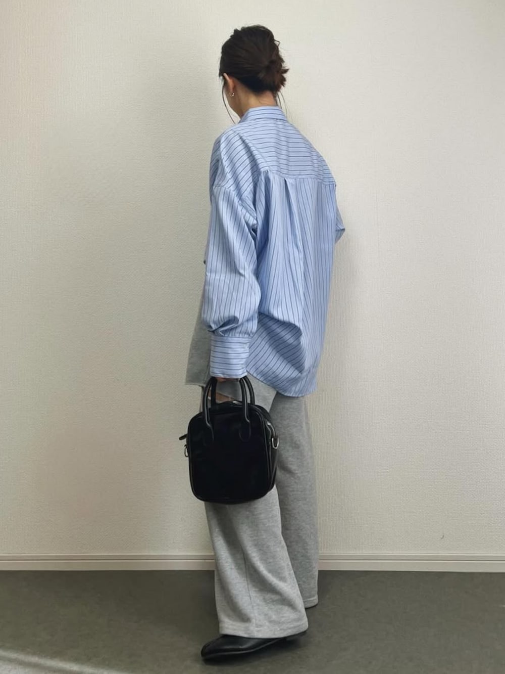 「春コーデ、プチプラコーデ、春カラー、低身長女子、ママファッション、ブルー、スウェットパンツ、タビシューズ、ストライプシャツ、シャツスタイル、カジュアル」｜「recaのアソートオーバーサイズベーシックシャツ（シャツ/ブラウス、ブルー系）」を使った、ɴɪᴄᴏ.ᴀʏᴀさん（レディース・150cm）の春コーディネートの2枚目の写真